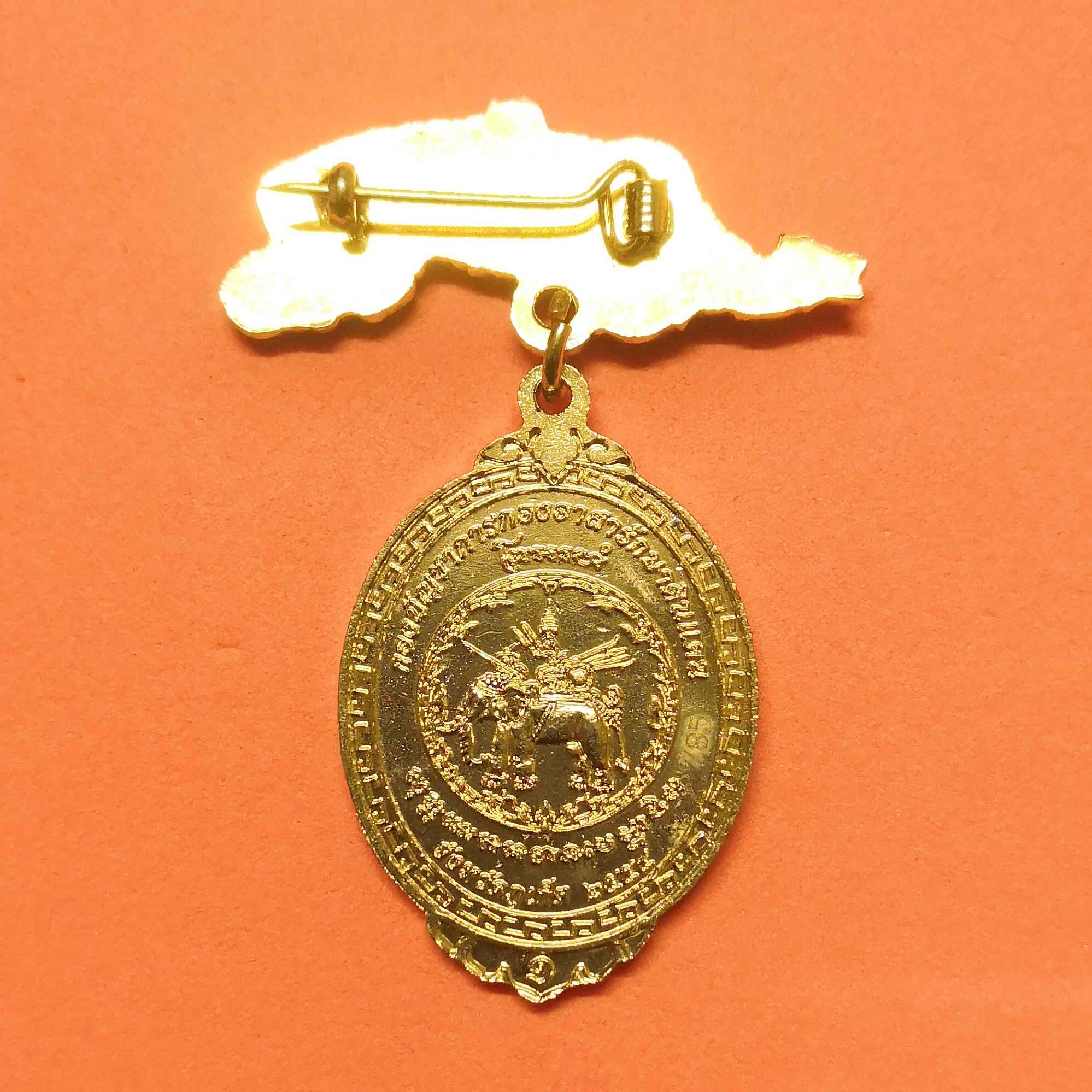 เหรียญ หลวงพ่อแช่ม วัดฉลอง รุ่น กองอาสารักษาดินแดน ภูเก็ต รุ่น 1 ปี 2554 เนื้อกะไหล่ทองลงยา พร้อมเข็มกลัด