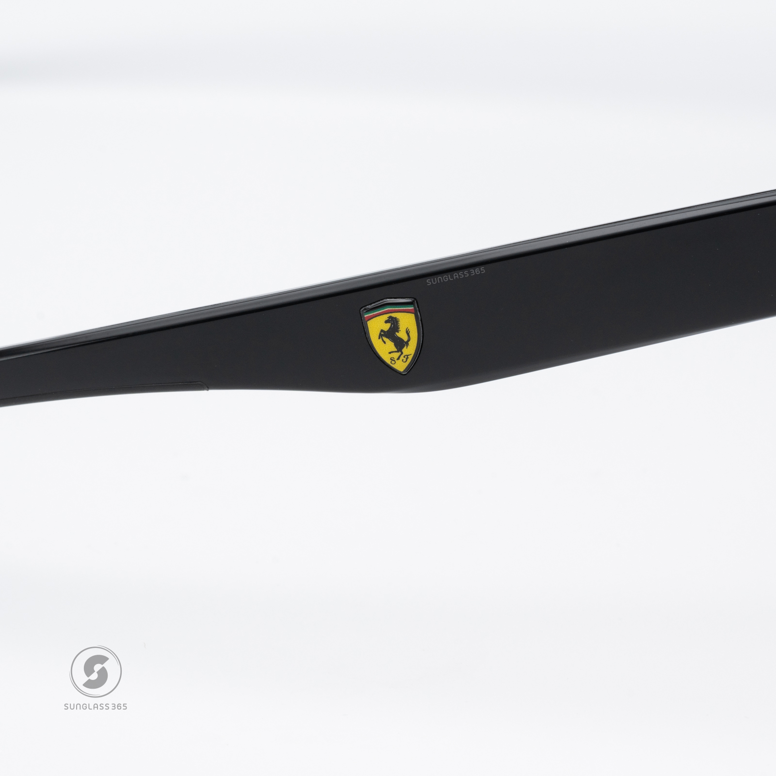 แว่นกันแดด Scuderia Ferrari FZ6013D 501/87