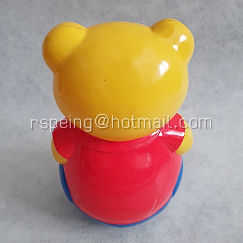 หมีถือโถน้ำผึ้งล้มลุก