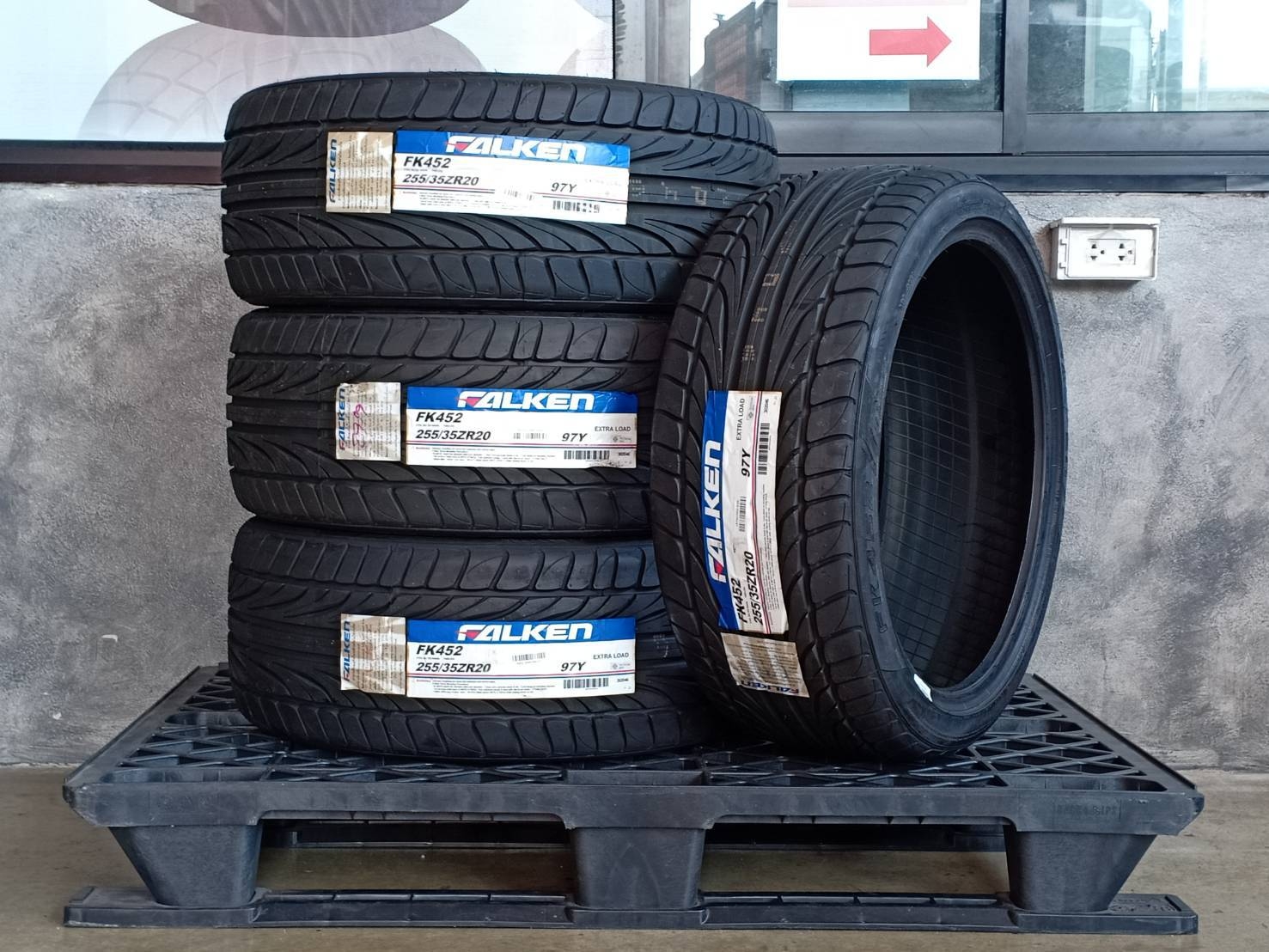 FALKEN 255/35ZR20 FK452 ต้องการส่วนลดราคาพิเศษ กรุณาสอบถาม