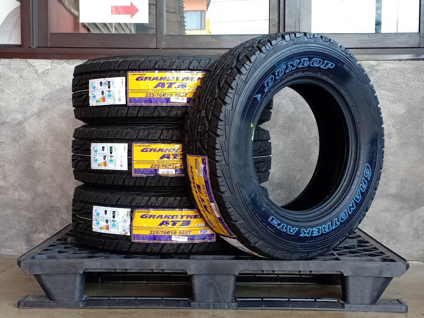 DUNLOP 225/70R16 GRANDTREK AT3 103T (ตัวหนังสือขาว) MADE IN THAILAND