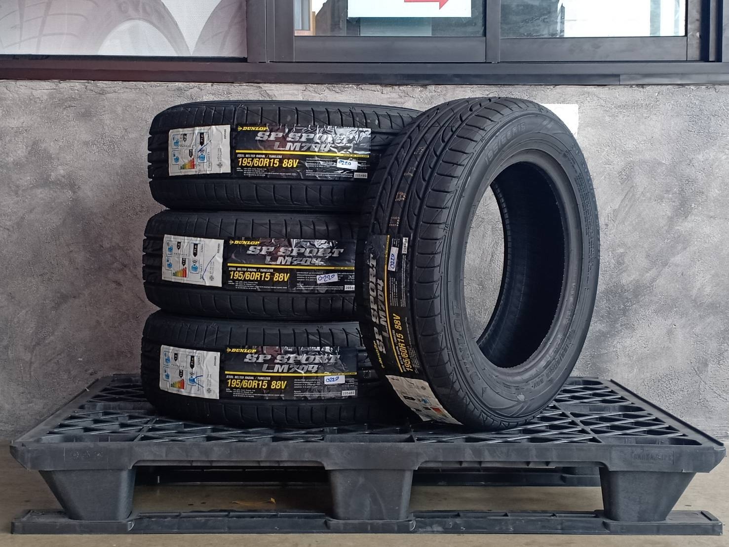 DUNLOP 195/60R15 SP SPORT LM704 88V MADE IN THAIALAND