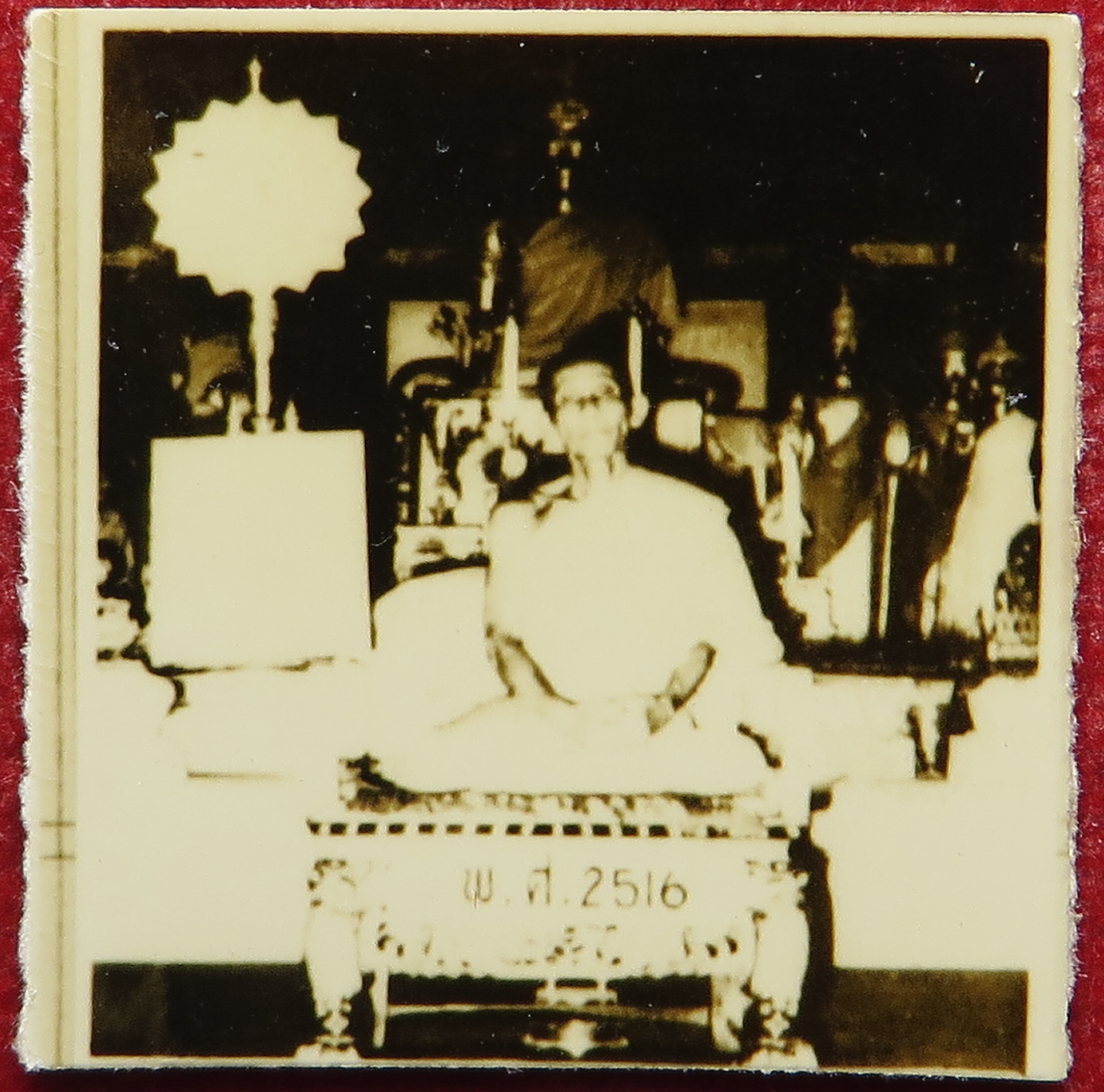 1840 (1) รูปถ่าย ผิวปรอท พระครูรัตนโสภณ (หลวงพ่อรัตน์) วัดบางบำหรุ จังหวัดกรุงเทพ ปี พ.ศ.2516 (หายาก) รูปจริง ผิวปรอท วิ่งเล่นแสงแวววาว (ส่งฟรี ทั่วประเทศ + รับประกัน พระแท้)