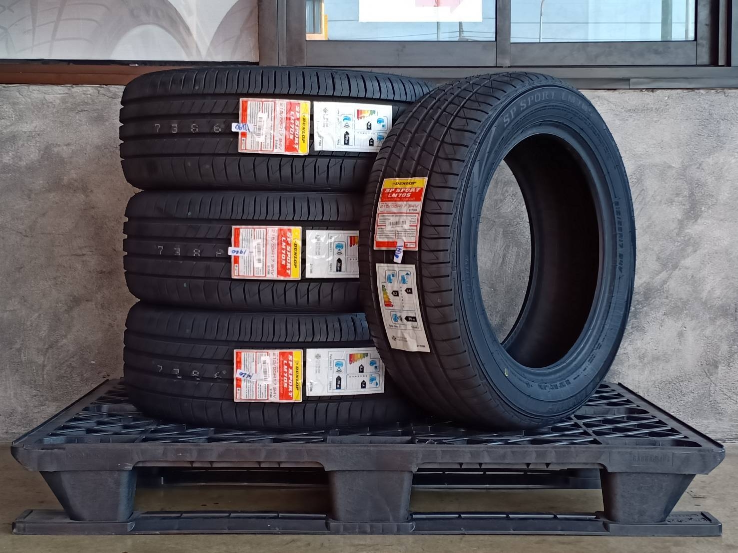 DUNLOP 215/55R17 SP SPORT LM705 94V MADE IN THAILAND