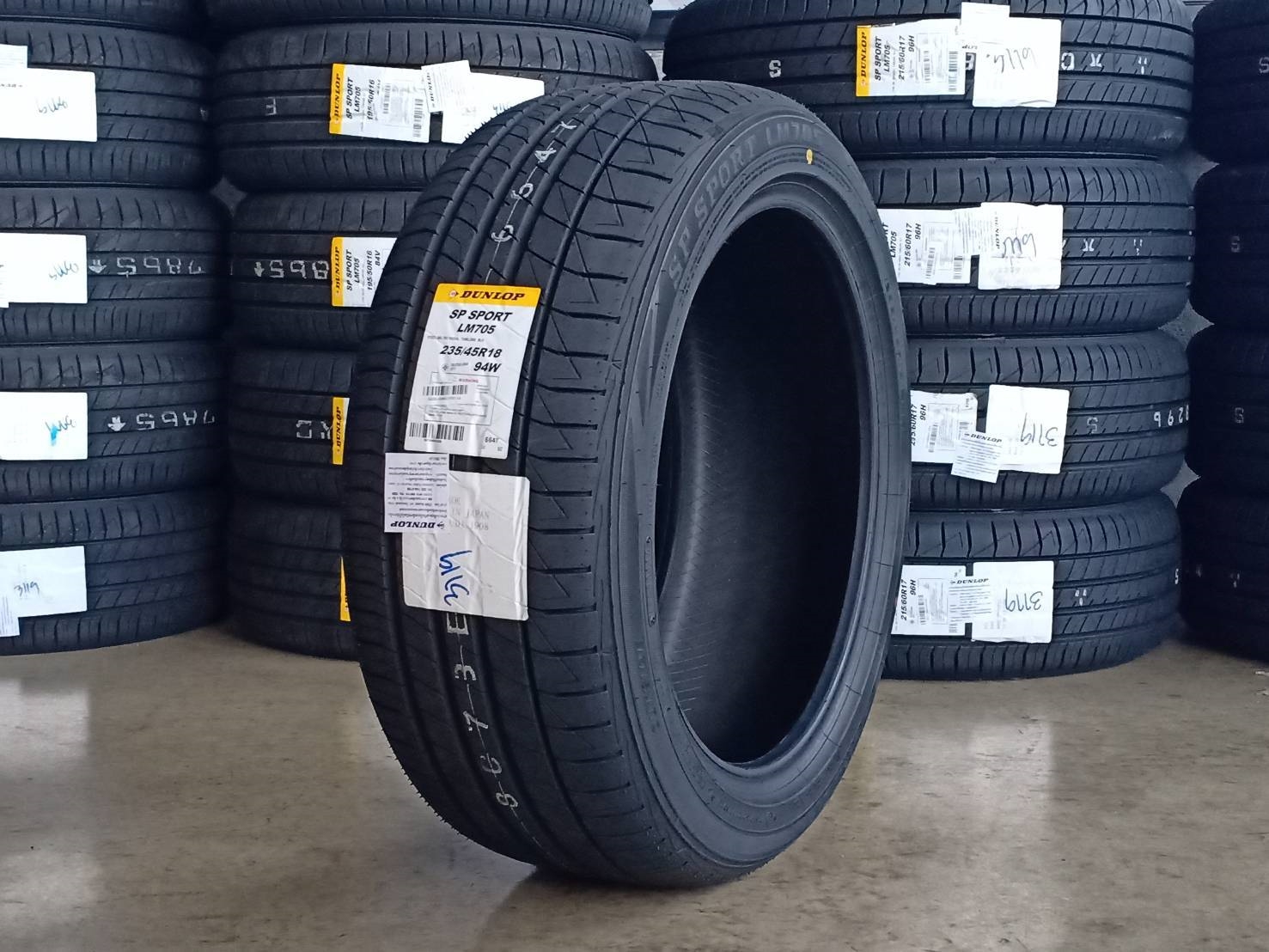 DUNLOP LM705 235/45-18 ปี19 ราคาพิเศษ