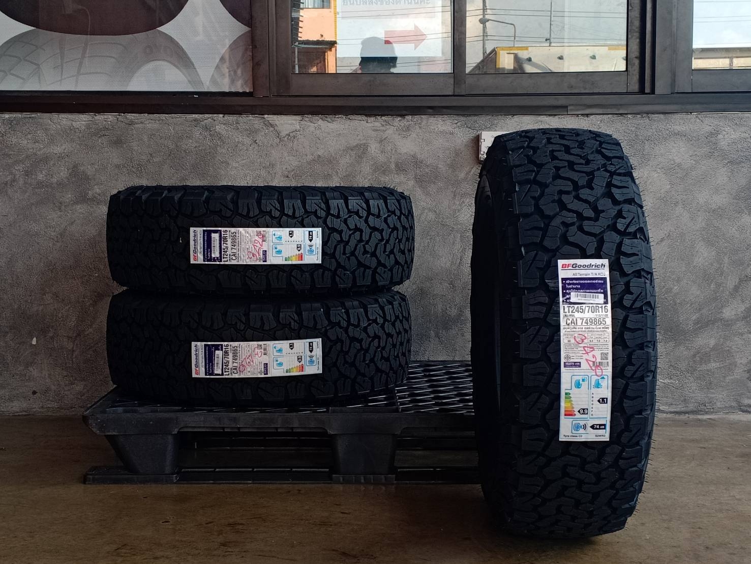 BF-GOODRICH 245/70R16 ALL TERRAIN T/A KO2 113/110S 8PR (ตัวหนังสือขาว) MADE IN THAILAND