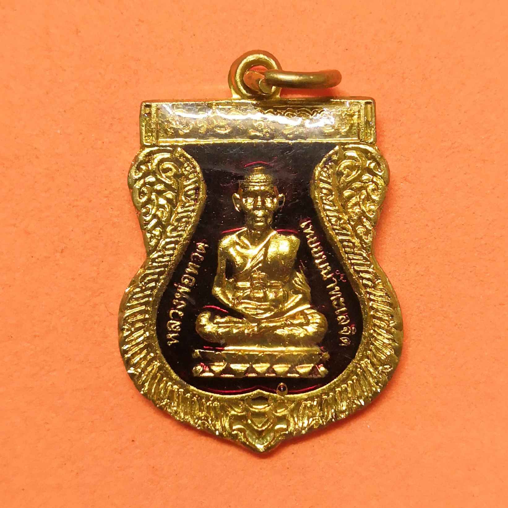 เหรียญเสมาเล็ก หลวงปู่ทวด พลัง พระครูวิสัยโสภณ (ทิม ธัมมธโร) วัดช้างให้ ปัตตานี ปี 2560 เนื้อกะไหล่ทองลงยาเคลือบ สูงรวมห่วง 3 เซน