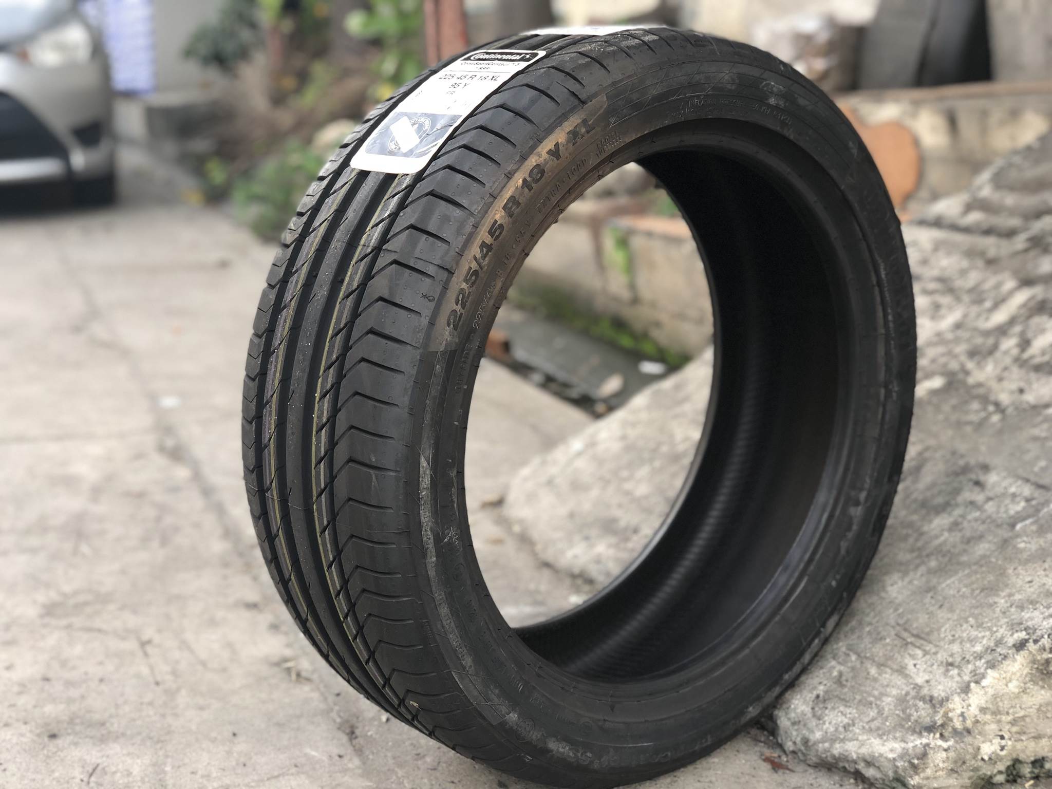 CONTINENTAL CONTACT5 (RUNFLAT) 225-45-18 เส้น 5000 บาท ซื้อ2 แถม2