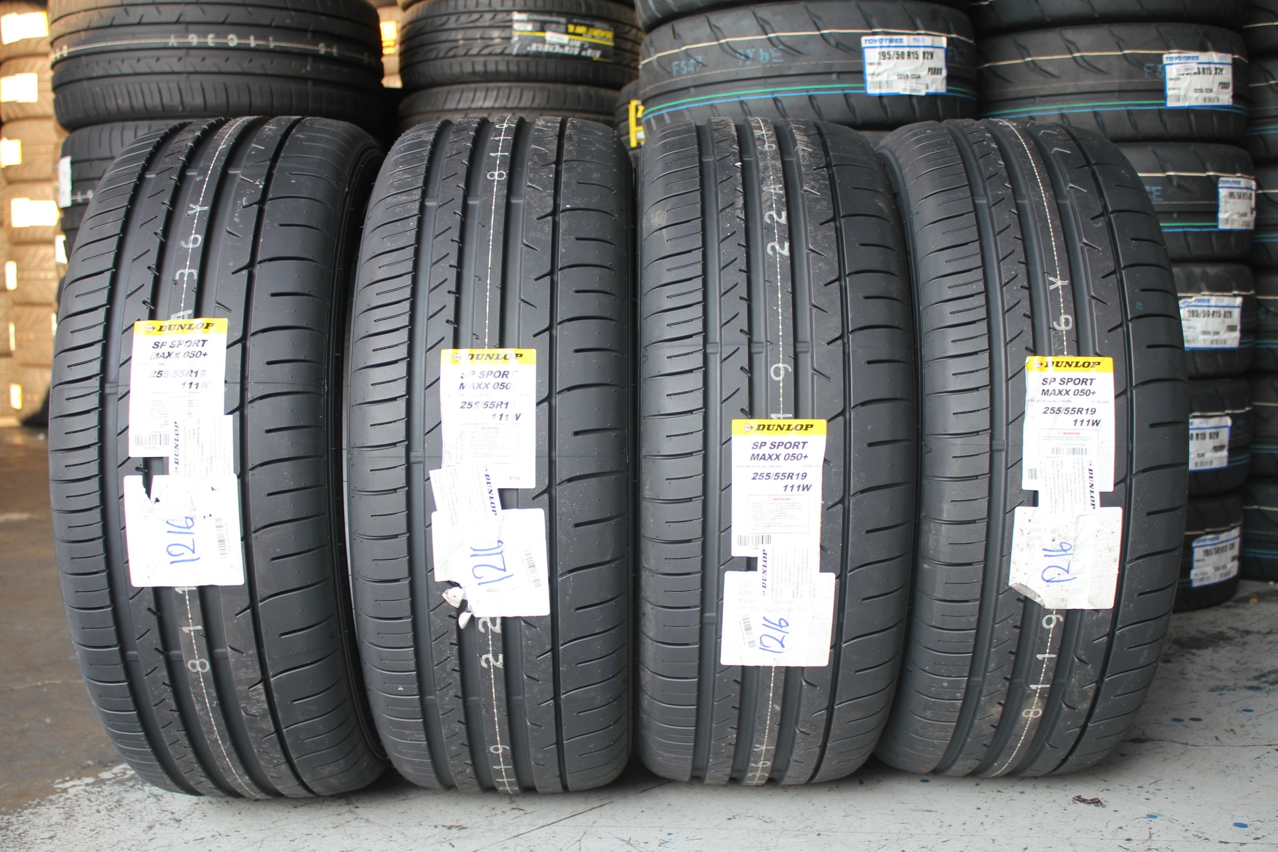 DUNLOP SP SPORT MAXX050+ 255-55R19 ขาย 8,500 ปกติ 17000