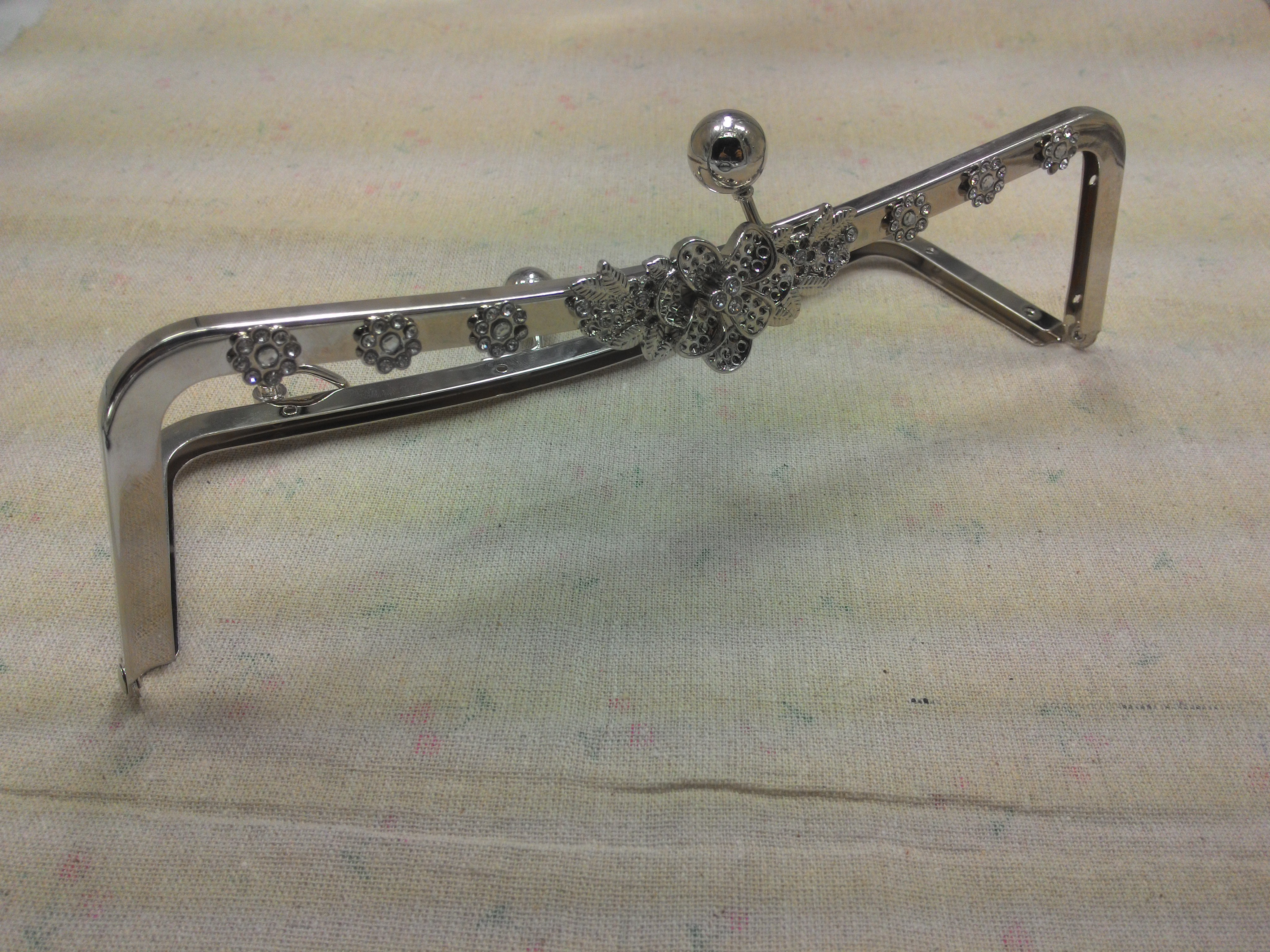 ปากกระเป๋าปิ๊กแป๊กดอกลีลาวดี เงิน