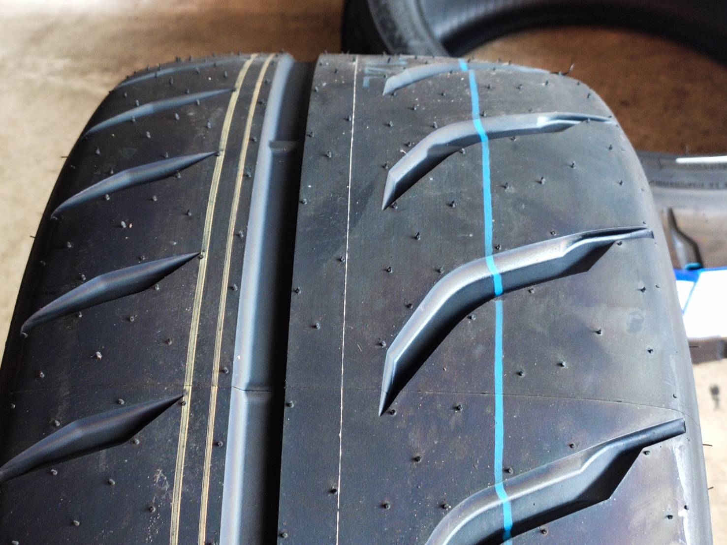 TOYO PROXES R888R 255/35ZR18