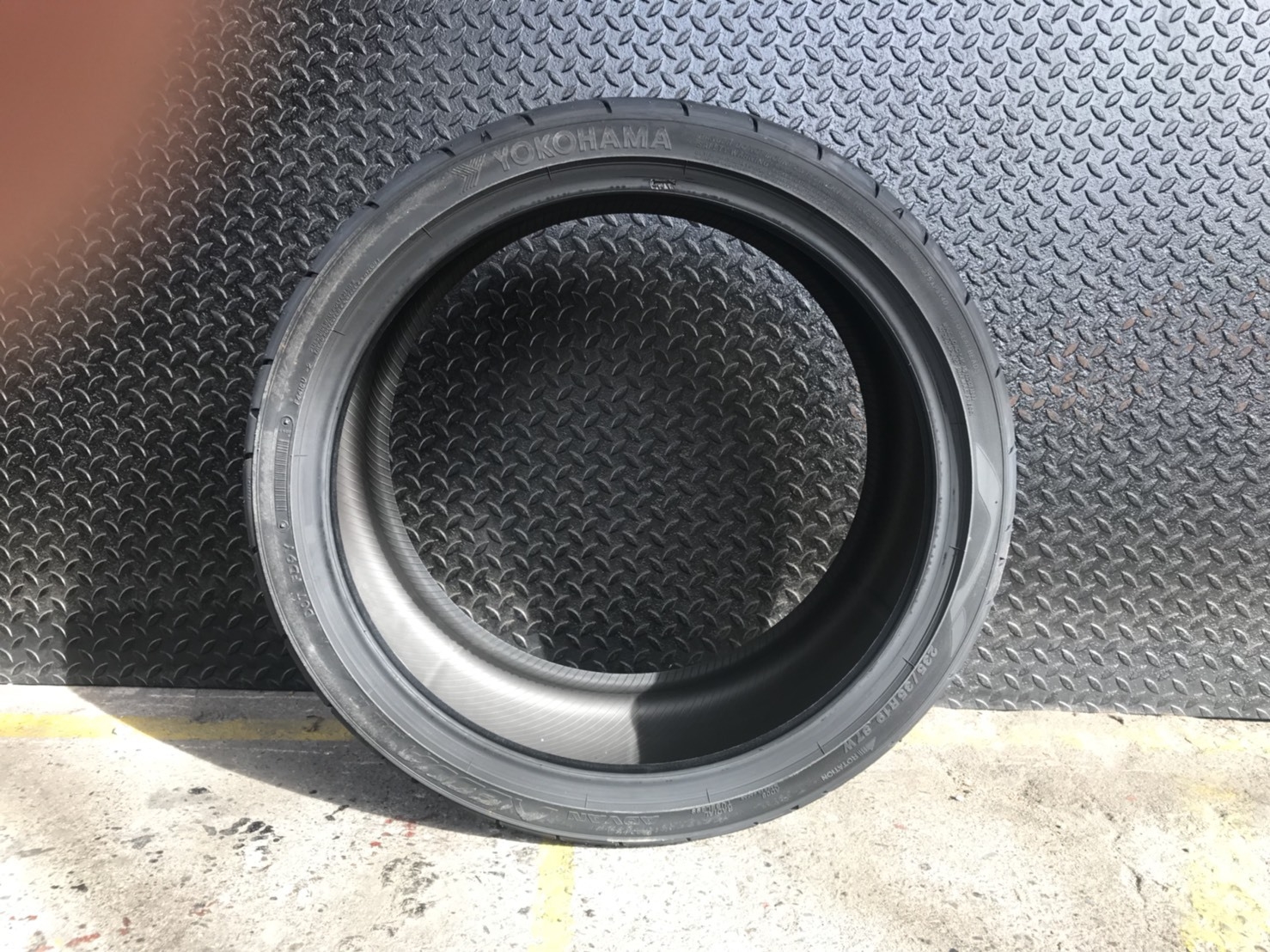 YOKOHAMA AD08R 235-35-19 ปี 18