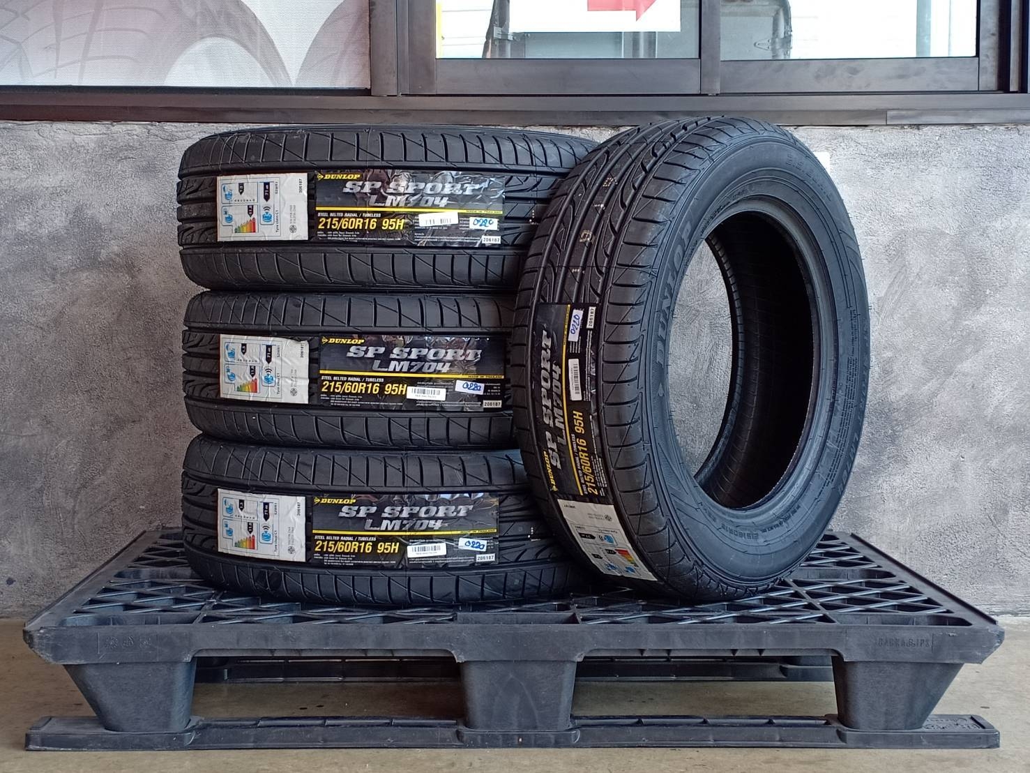 DUNLOP 215/60R16 SP SPORT LM704ต้องการส่วนลดราคาพิเศษ กรุณาสอบถาม