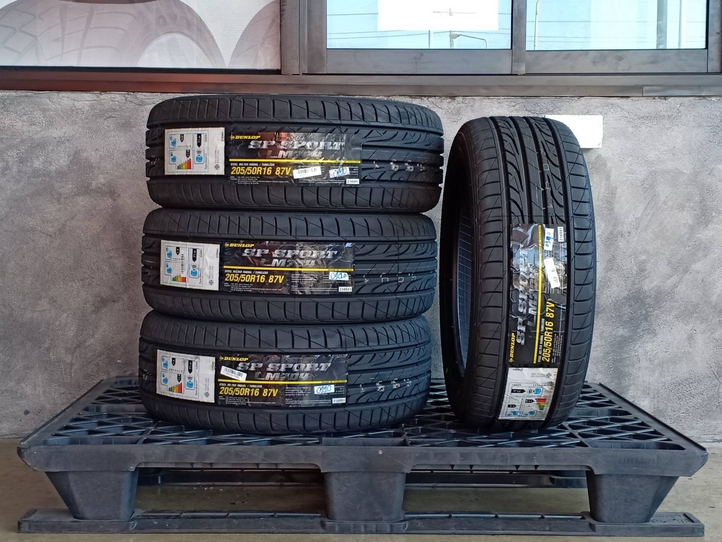 DUNLOP 205/50R16 SP SPORT LM704 87V MADE IN THAILAND