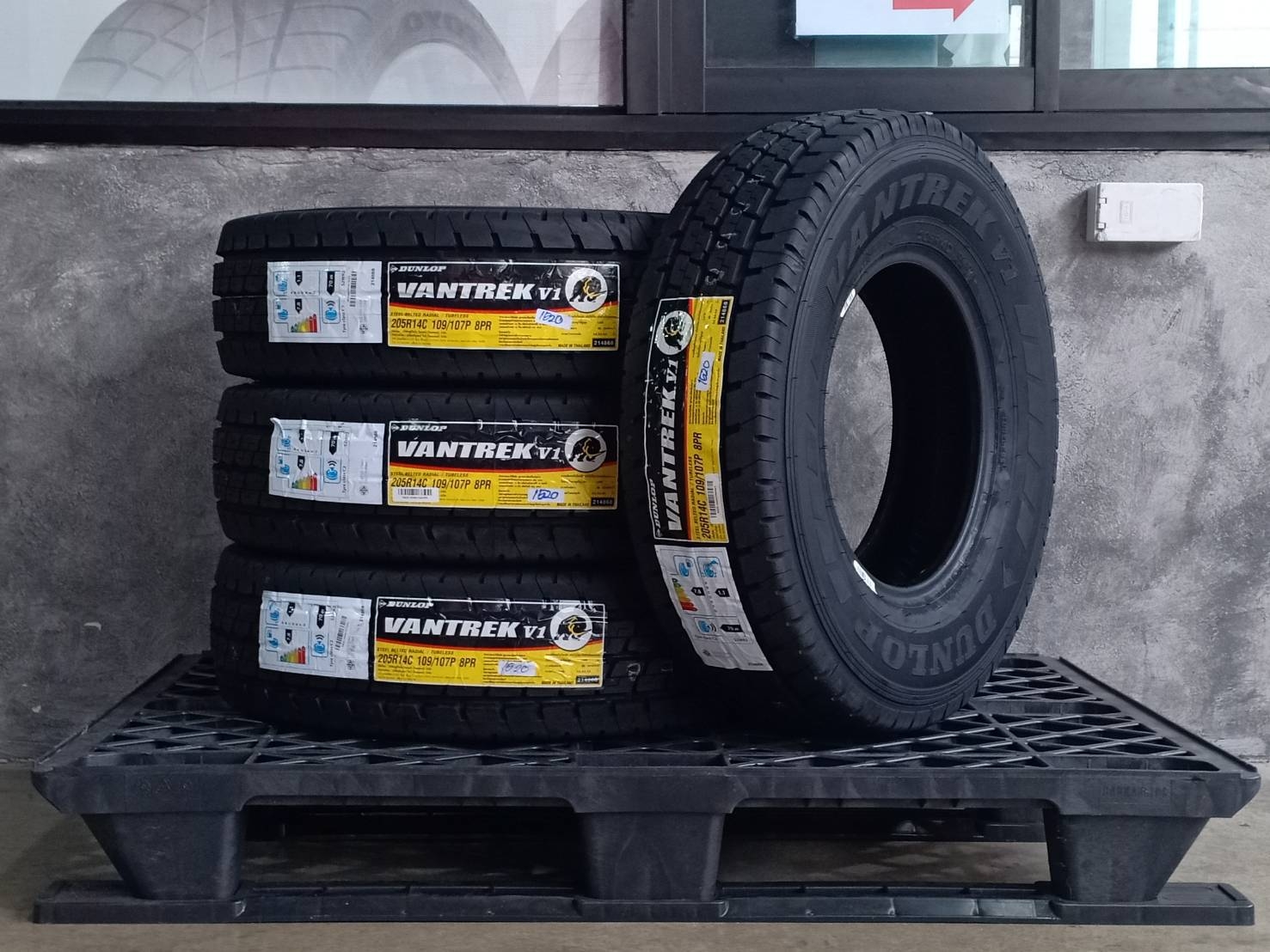 DUNLOP 205R14 VANTREK V1 109/107P 8PR MADE IN THAILAND