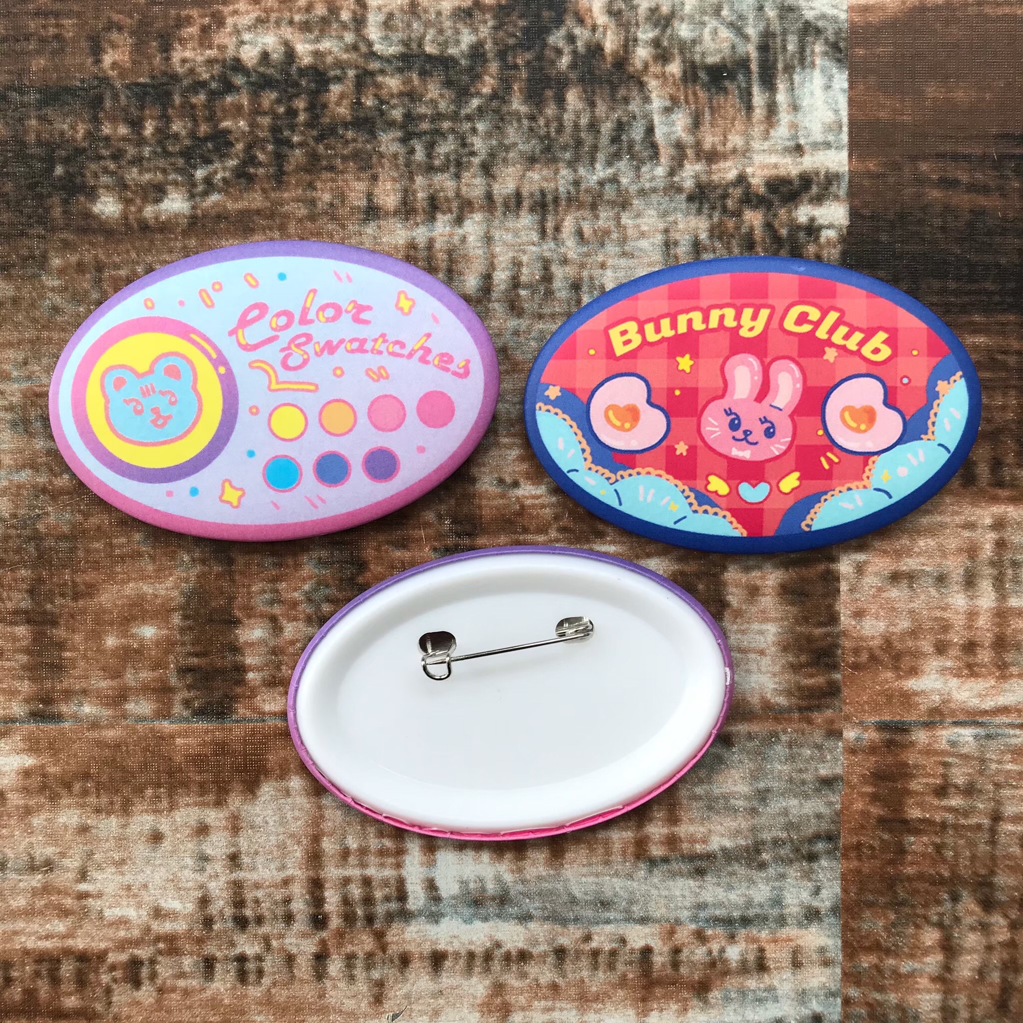 เข็มกลัดวงรีพลาสติกขนาด 4x6cm รับผลิตเข็มกลัดวงรี