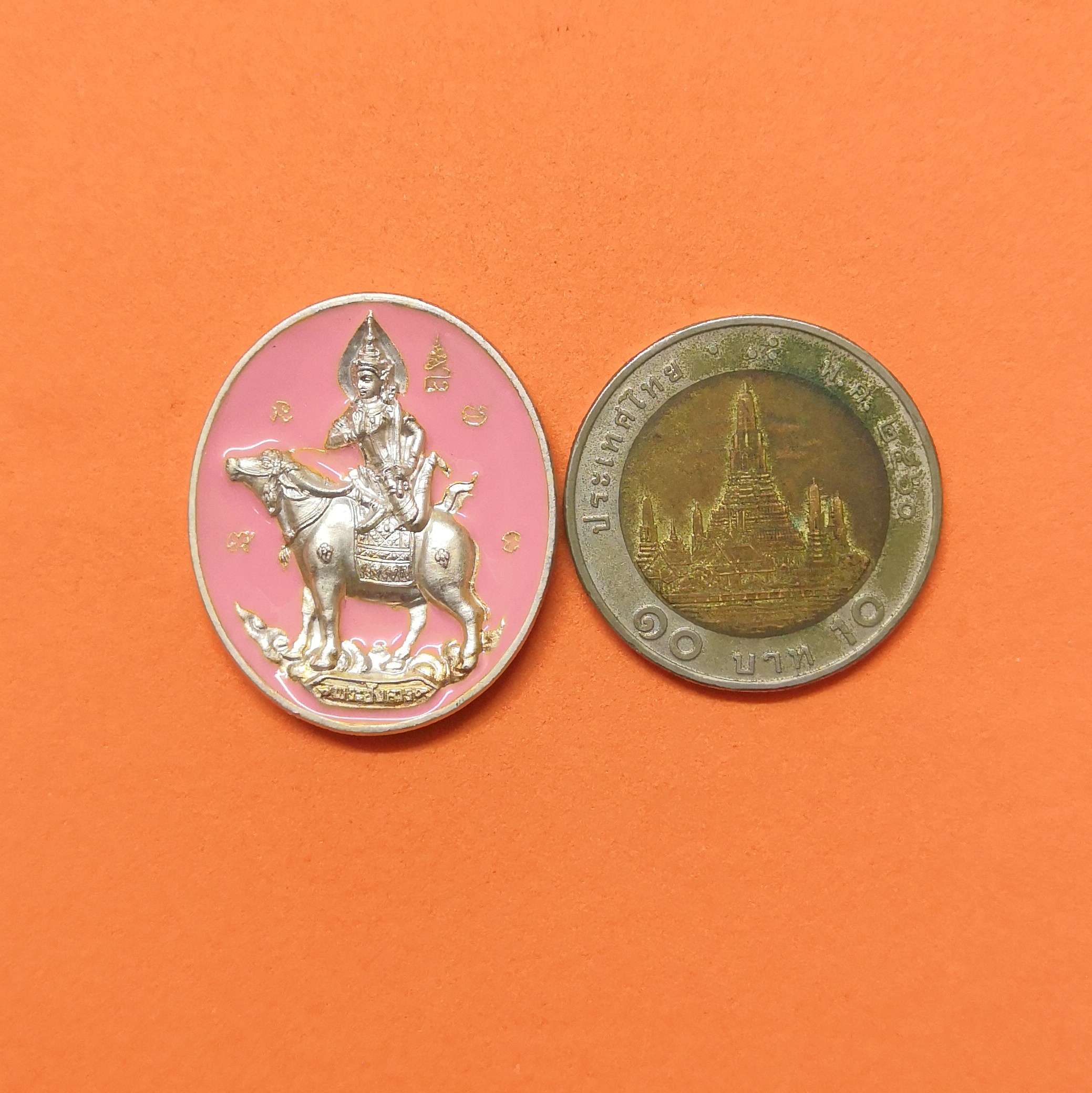 เหรียญ พระอังคาร เทพยดาประจำวันเกิด วัดไผ่ล้อม จ.นครปฐม ปี 2555 เนื้อโลหะลงยาสีชมพู ตอกโค้ดและเลขด้านหลัง ขนาดสูง 3 เซน