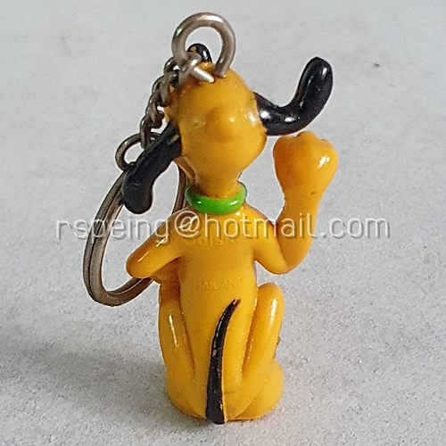 พวงกุญแจพลาสติก Pluto นั่งยองกวักมือ