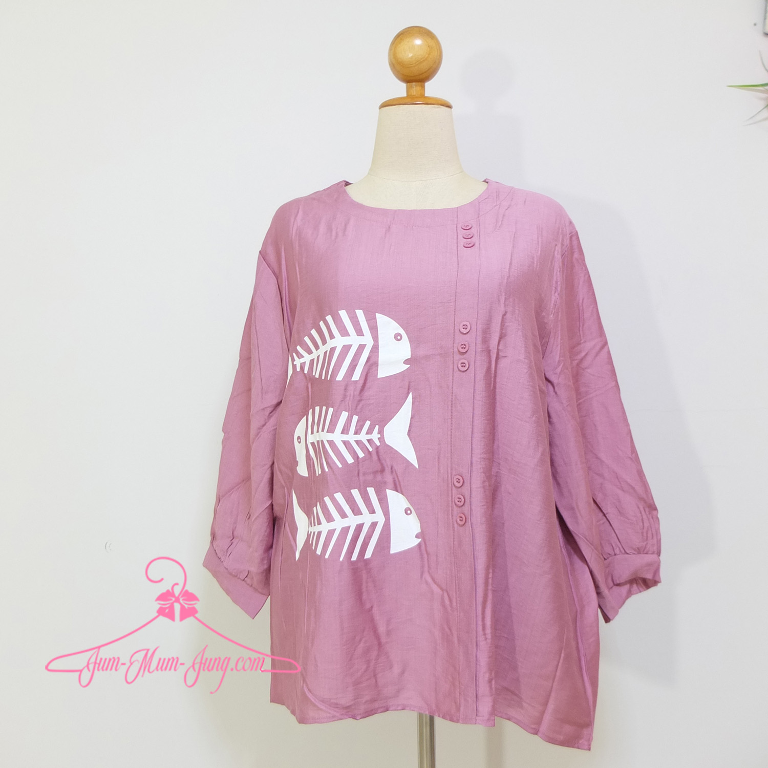 *อก50-52นิ้ว*เสื้อคนอ้วนแขน4ส่วนผ้าลินินสลาฟสีชมพูสกรีนลายก้างปลา แต่งกระดุมด้านข้าง สวยเก๋น่ารักมากๆค่ะ
