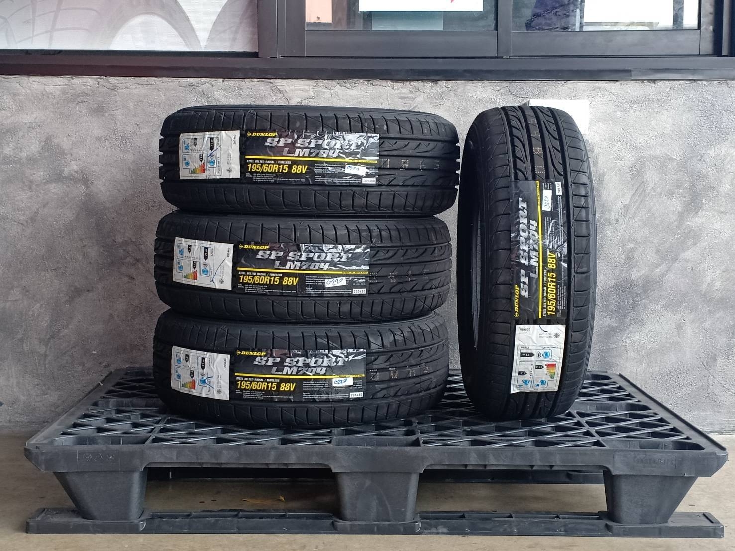 DUNLOP 195/60R15 SP SPORT LM704 88V MADE IN THAIALAND
