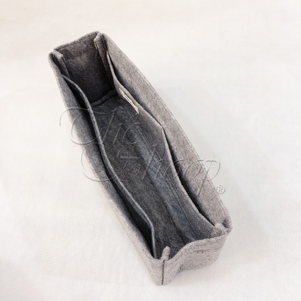 ที่จัดระเบียบกระเป๋า Hermes Halzan 31 มีให้เลือก 2 สี ช่วยแก้ปัญหา หาของสิ่งของในกระเป๋าไม่เจอ ทรงกระเป๋าไม่สวย ที่สำคัญ!! น้ำหนักเบาจนเหมือนไม่ได้ใส่ **เป็นสินค้าพรีออเดอร์ใช้เวลาตัด 7 วัน