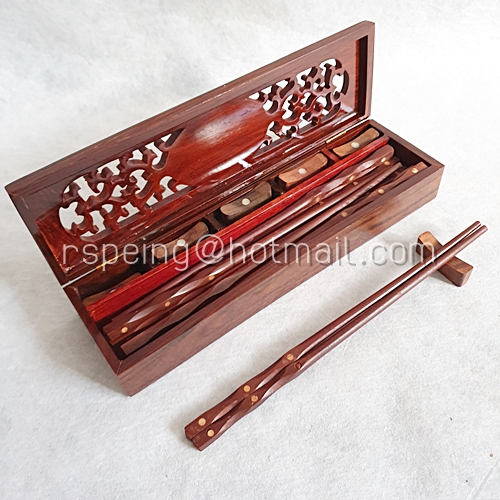 ตะเกียบและหมอนรองตะเกียบ ในกล่องไม้ชิงชันฝังเปลือกหอยมุก งานทำมือเวียดนาม แบบที่ 1