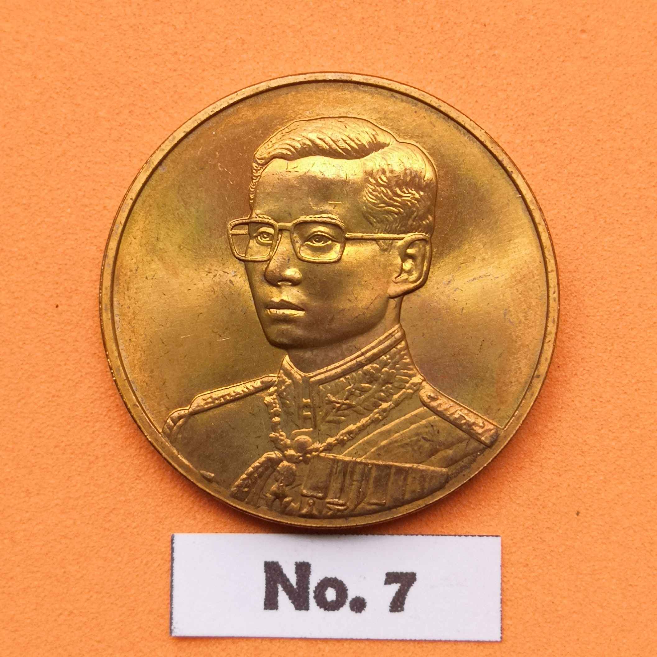 เหรียญ รัชกาลที่ 9 ที่ระลึกเฉลิมพระเกียรติ 72 พรรษา ปี 2542 จัดสร้างโดยสมาคมตงฮั้วฮ่วยก้วง สุพรรณบุรี เนื้อทองแดง ขนาด 2.6 เซน บล็อคกษาปณ์