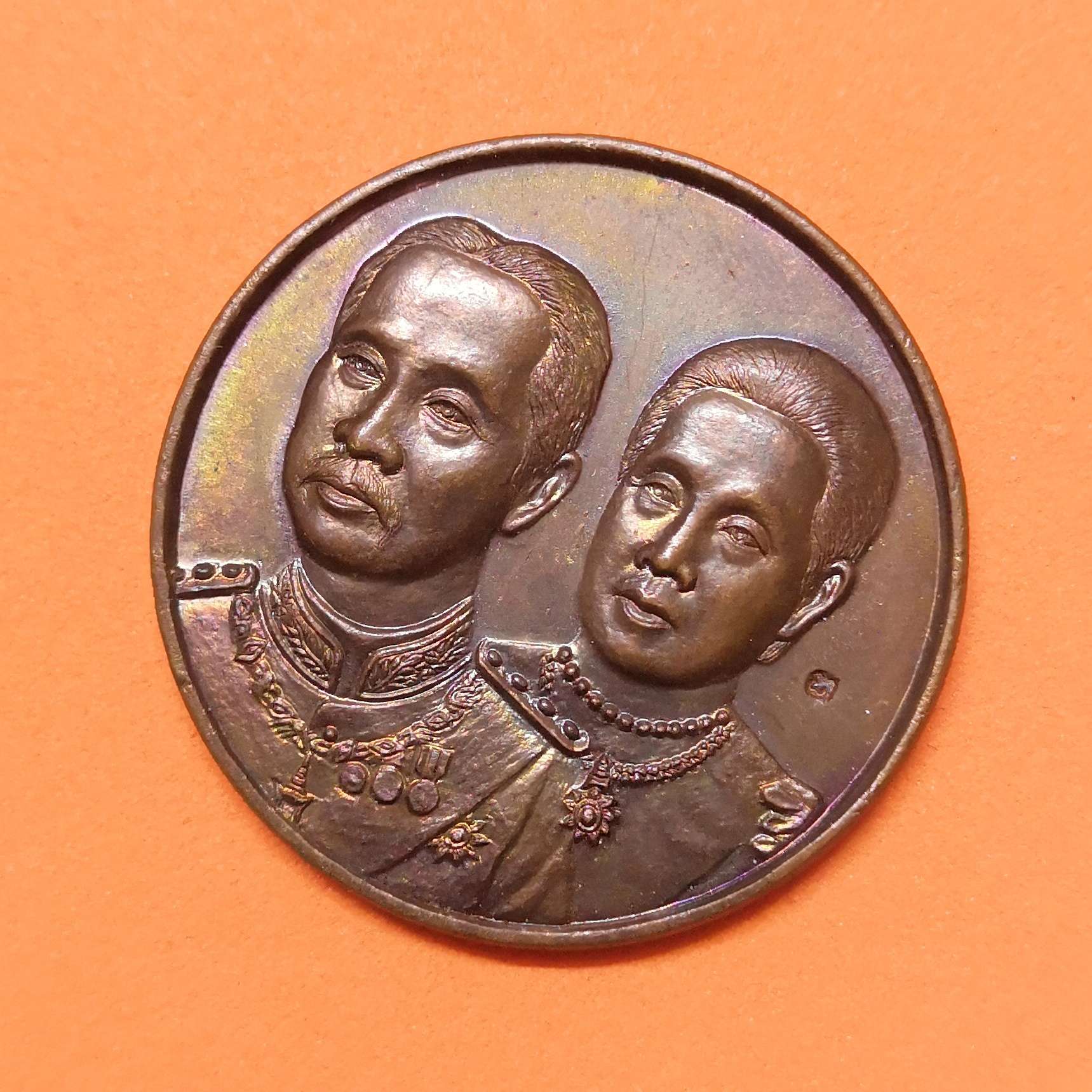 เหรียญ รัชกาลที่ 5 - สมเด็จพระศรีพัชรินทราบรมราชินีนาถ ที่ระลึกเฉลิมฉลองกาญจนาภิเษก และเปิดสำนักงานเหล่ากาชาด เพชรบุรี 2539 เนื้อทองแดง ขนาด 3 เซน