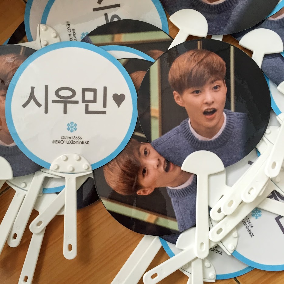 พัด Fan รับผลิตพัดพลาสติก พัดโบก พัดวงกลม สกรีนโลโก้ 4สีออฟเซต