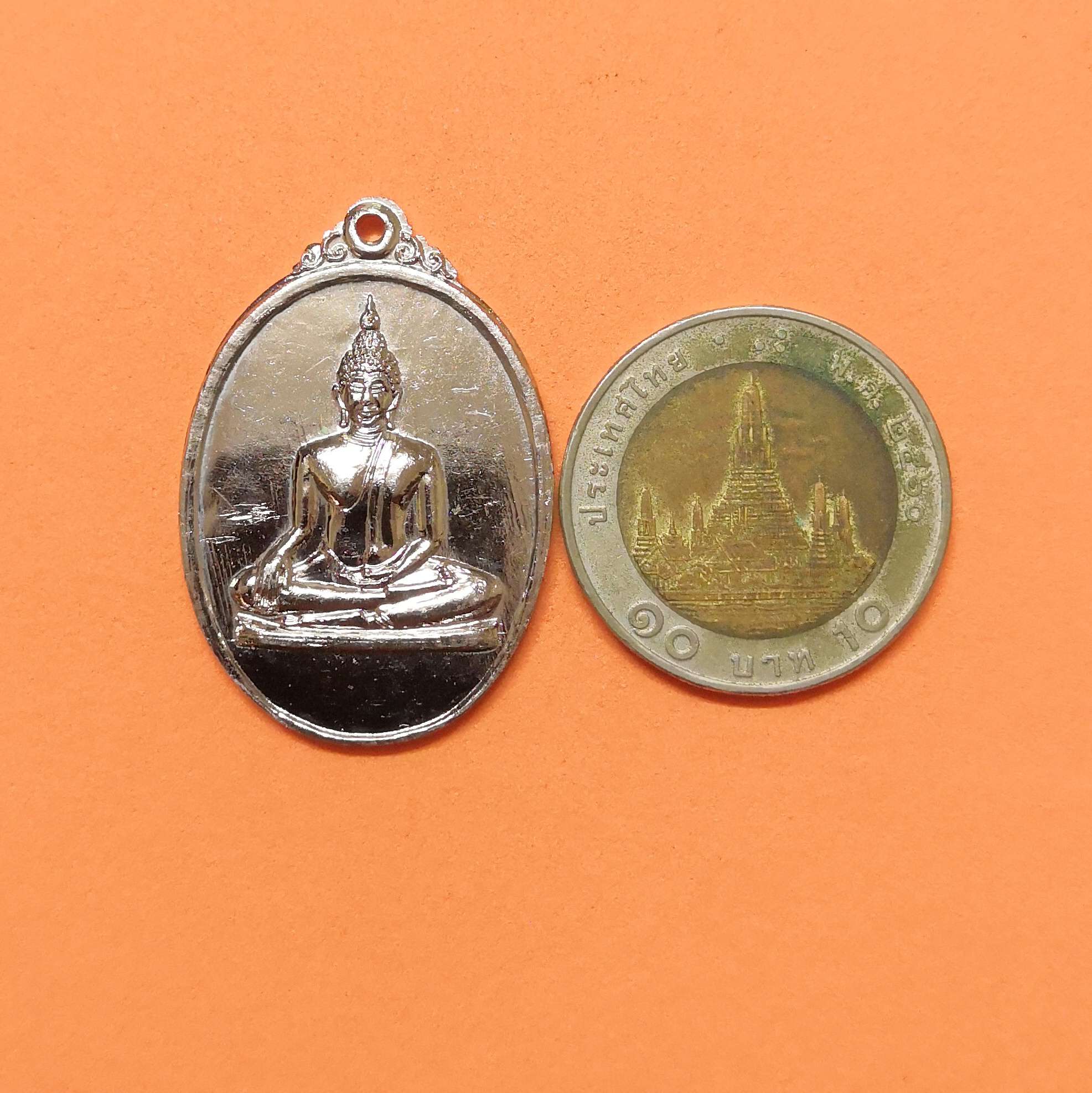 เหรียญพระพุทธ หลัง มวก ที่ระลึกในการเสด็จทรงผูกพัทธสีมา วัดประชาสรรค์ นครสวรรค์ พศ 2520 เนื้อกะไหล่เงิน สูง 3.2 เซน