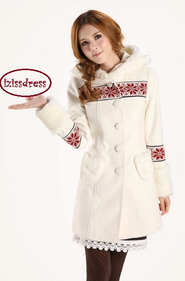 ***พรีออเดอร์***เสื้อโค้ท เสื้อกันหนาวสีขาวขนเฟอร์นุ่ม มีฮู้ดแบบหมวกรูปหูสัตว์ทั้ง 2 ข้าง ช่วงอกและแขนตัดต่อผ้าไหมพรมลายเกล็ดหิมะสีแดงเลือดหมู สวยเหมือนแบบแบรนด์แท้ 100%