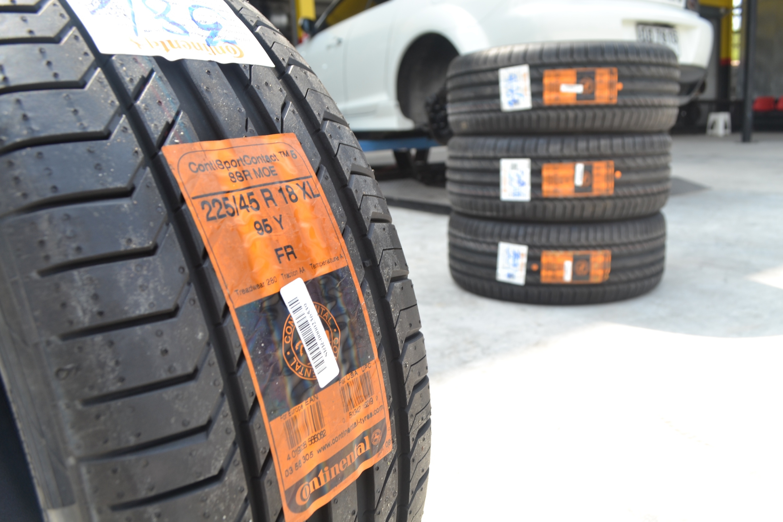 CONTINENTAL CONTACT5 (RUNFLAT) 225/45-18 เส้น 5800 ปกติ 14500 เท่านั้น