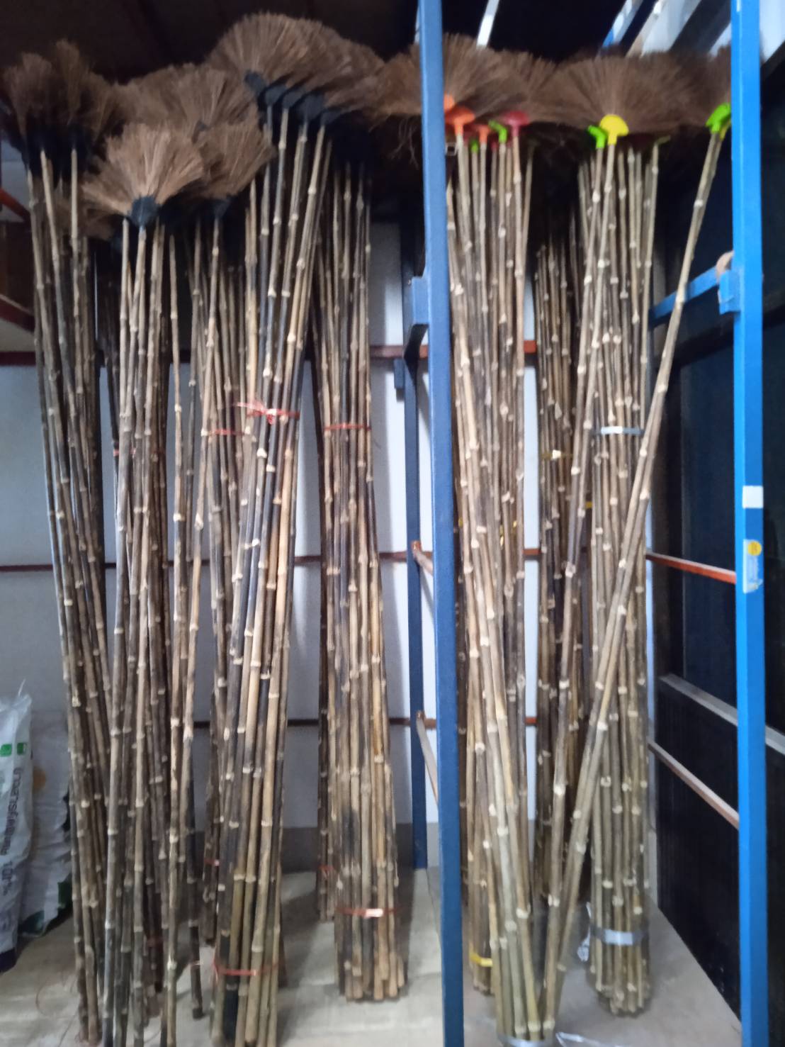 ไม้กวาดหยากไย่ ด้ามไม้