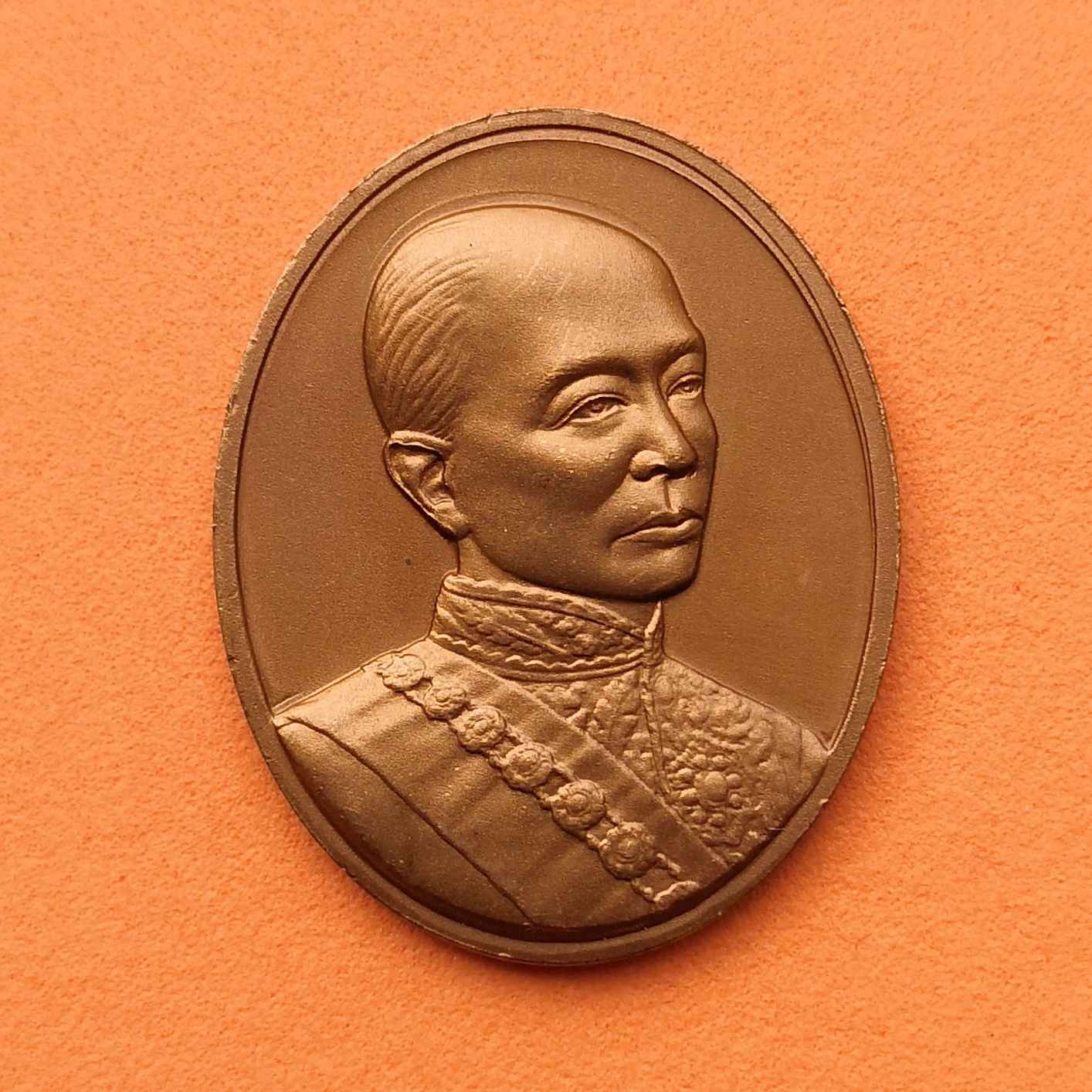 เหรียญ พระจอมเกล้าเจ้าอยู่หัว รัชกาลที่ 4 หลัง พระสยามเทวาทิราช ปี 2542 เนื้อทองแดงรมดำ สูง 3 เซน บล็อคกษาปณ์