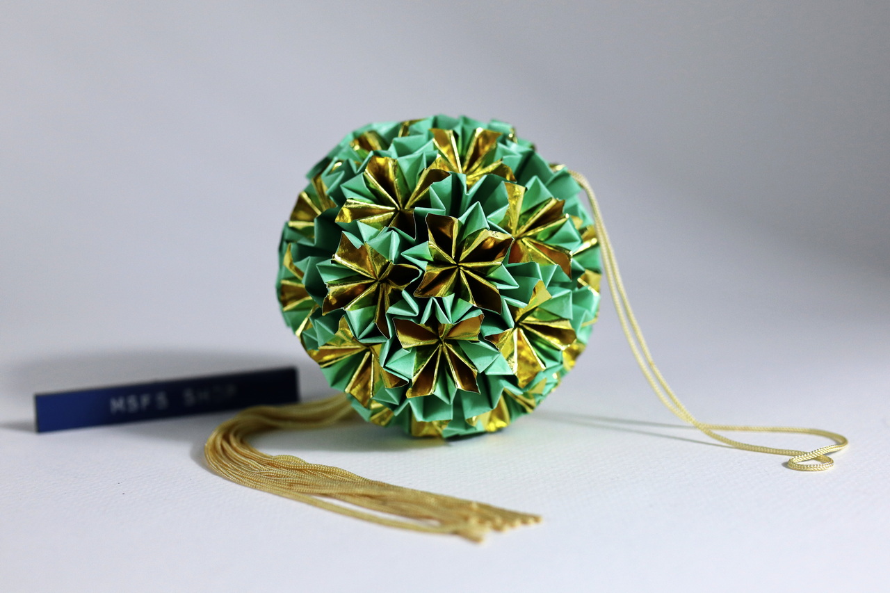 [Vintage] ลูกบอลกระดาษ Temari แบบแขวน แบบที่ 1 - สีเขียว-ทอง