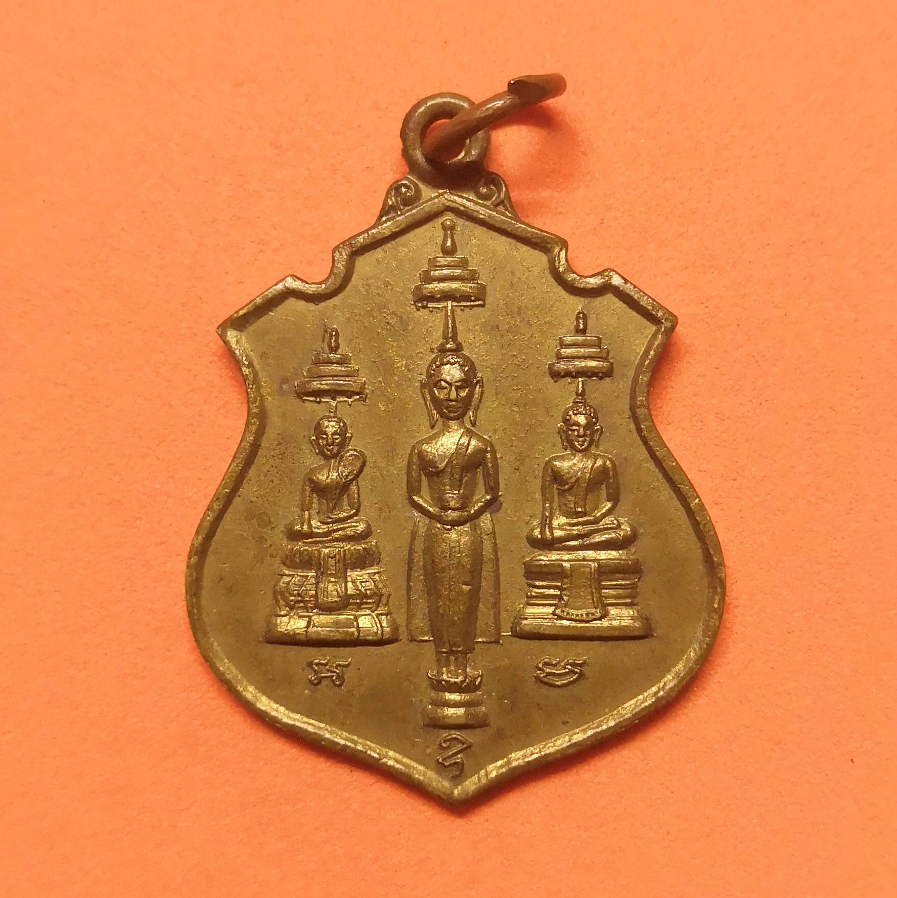 เหรียญพระสามพี่น้อง ที่ระลึกมงคลพิธีเปิดธนาคารนครหลวงไทย สาขาเพชรบุรี พศ 2517 เนื้อทองเหลือง สูง 3.5 เซน