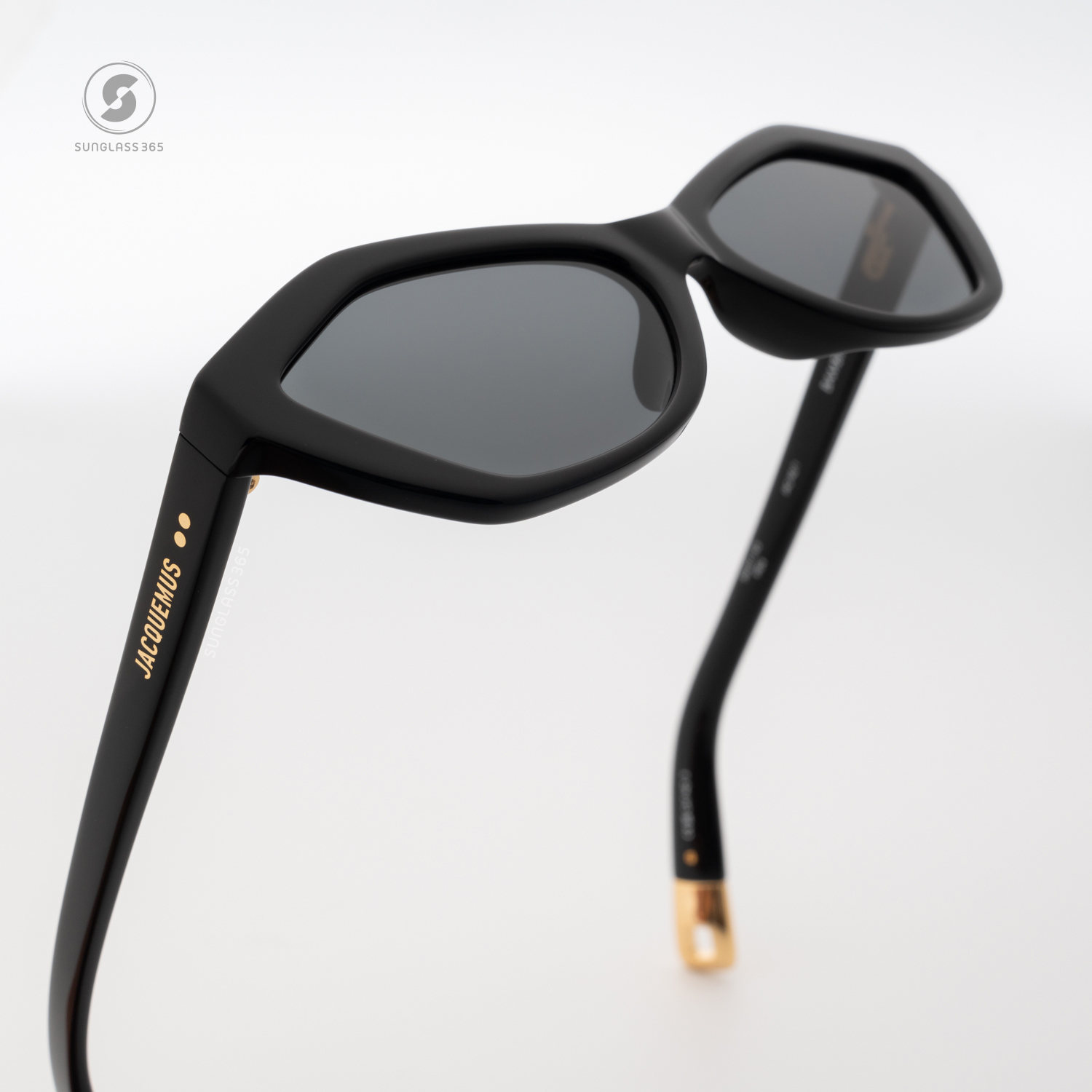 แว่นกันแดด JACQUEMUS BAMBINO JAC42 C1