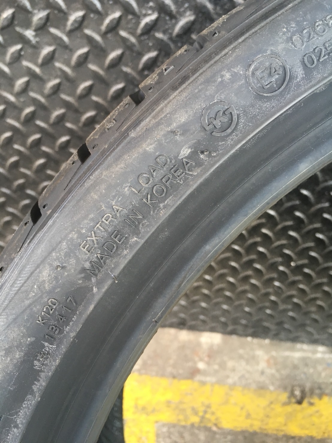 HANKOOK V12 EVO-2 225-35-19 เส้น 5500 ปกติ 7500 ปี 17