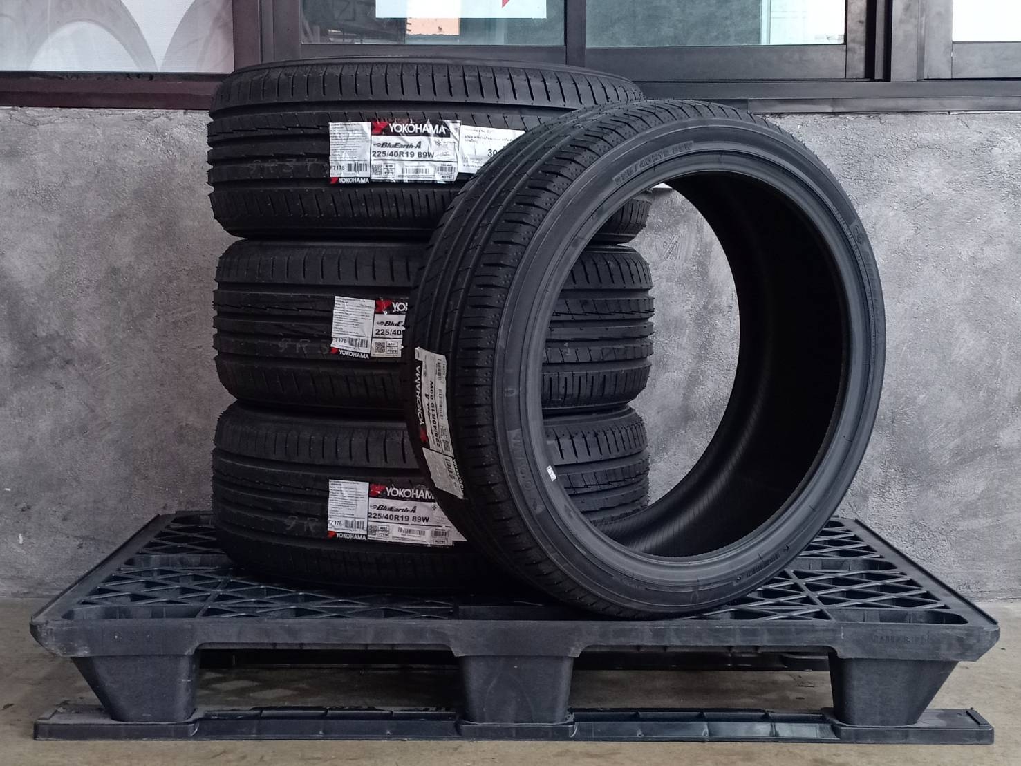 YOKOHAMA BLUEARTH-A AE-50 225/40R19 89W JAPAN