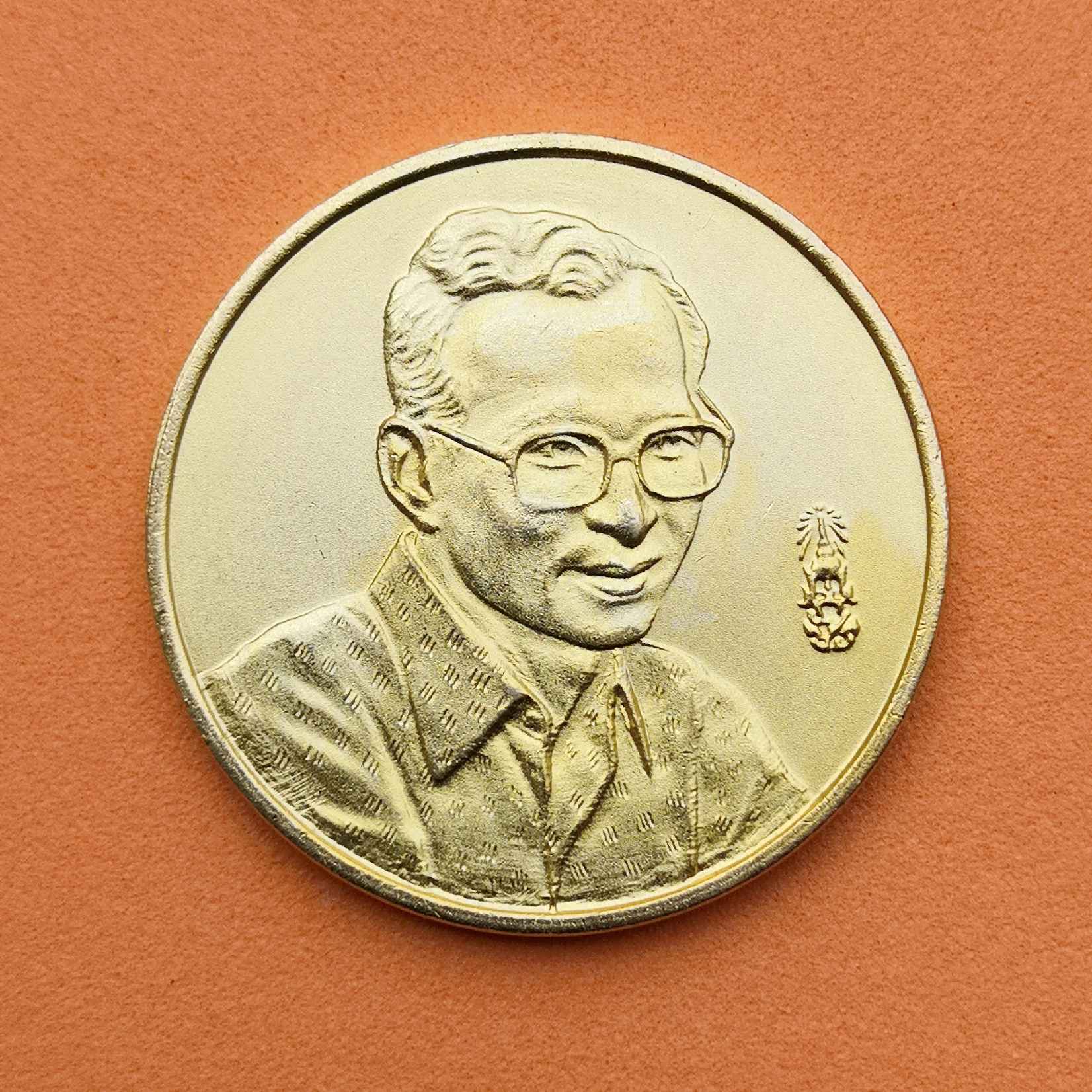 เหรียญที่ระลึก 3 ศาสนา เฉลิมพระเกียรติ ฉลองสิริราชสมบัติครบ 50 ปี โดยชมรมแสงส่องหล้า ผลิตที่ประเทศฝรั่งเศส ปี 2539 เหรียญขนาด 3 ซม. เนื้อโลหะชุบทอง 18k หนา 5 ไมคอน ประกอบพิธีมหามงคลภิเษกอธิษฐานถึง 3 ศาสนา คือศาสนาพุทธ พราหมณ์ และซิกข์