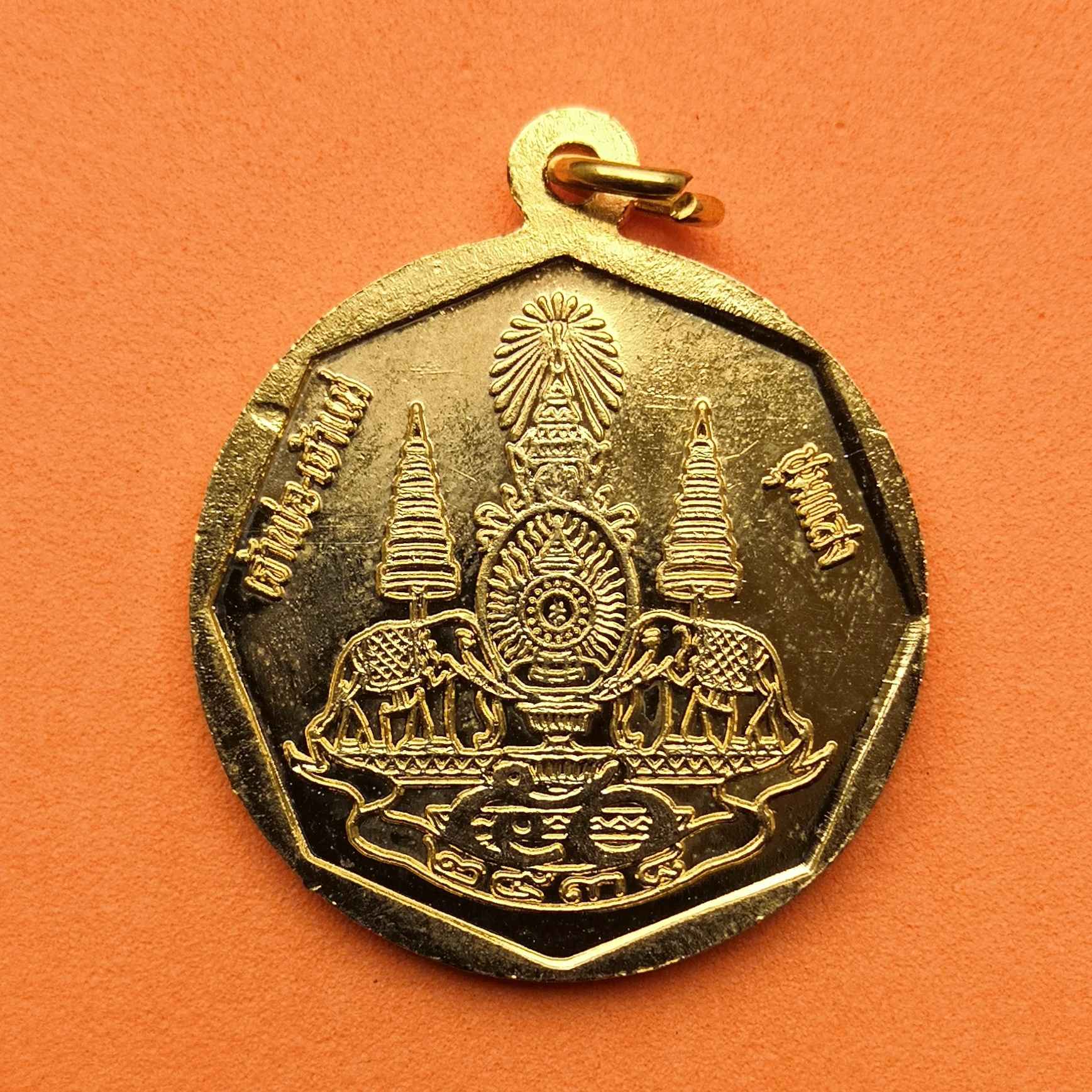 เหรียญ เจ้าพ่อ-เจ้าแม่ ชุมแสง รุ่นกาญจนาภิเษก ศาลเจ้าชุมแสง จ.นครสวรรค์ จัดสร้าง เนื้อกะไหล่ทอง ขนาด 2.8 เซน