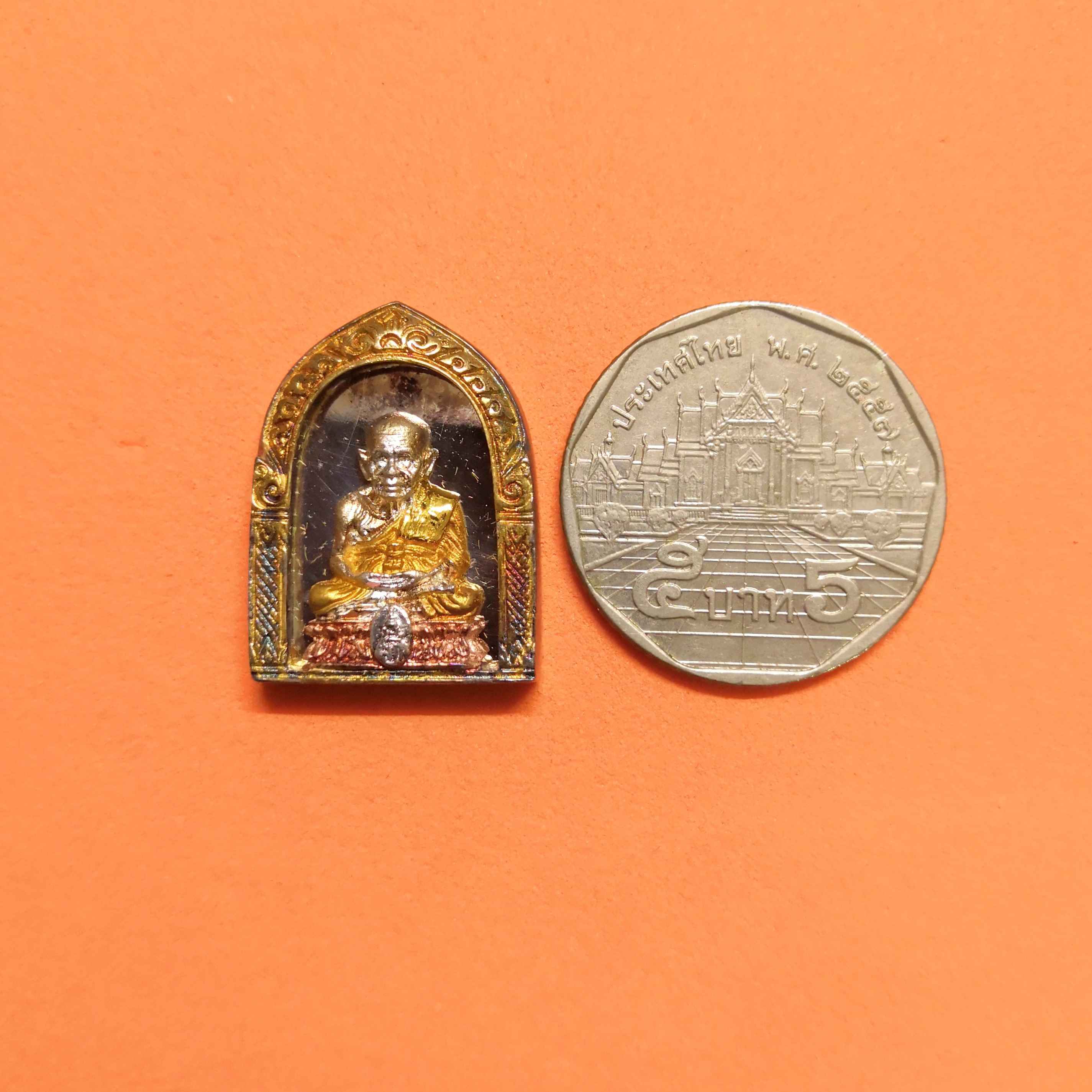 เหรียญเนื้อเงินสามกษัตริย์ หลวงปู่ทวด มวก รุ่น ประวัติศาสตร์เฉลิมพระเกียรติ รัชกาลที่ 10 เนื่องในวโรกาส ทรงเจริญพระชนมายุครบ 50 พรรษา ในปี พศ 2545 ขนาดสูง 2.3 เซน พร้อมกล่องเดิม