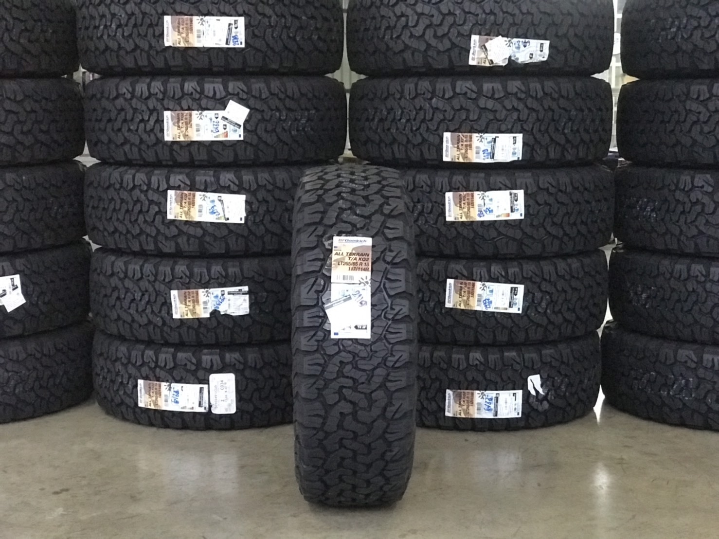 BF GOODRICH KO2 265/65-18 ปี19 ยางขอบขาว ราคาพิเศษ