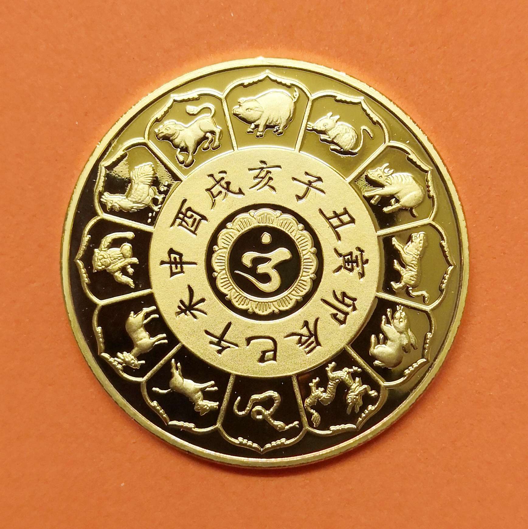 เหรียญ ปีม้า หลัง 12 นักษัตร วัดพระเขี้ยวแก้ว ประเทศสิงคโปร์ BUDDHA TOOTH RELIC TEMPLE SINGAPORE คศ 2007 เหรียญชุบทอง ขนาด 3.2 เซน