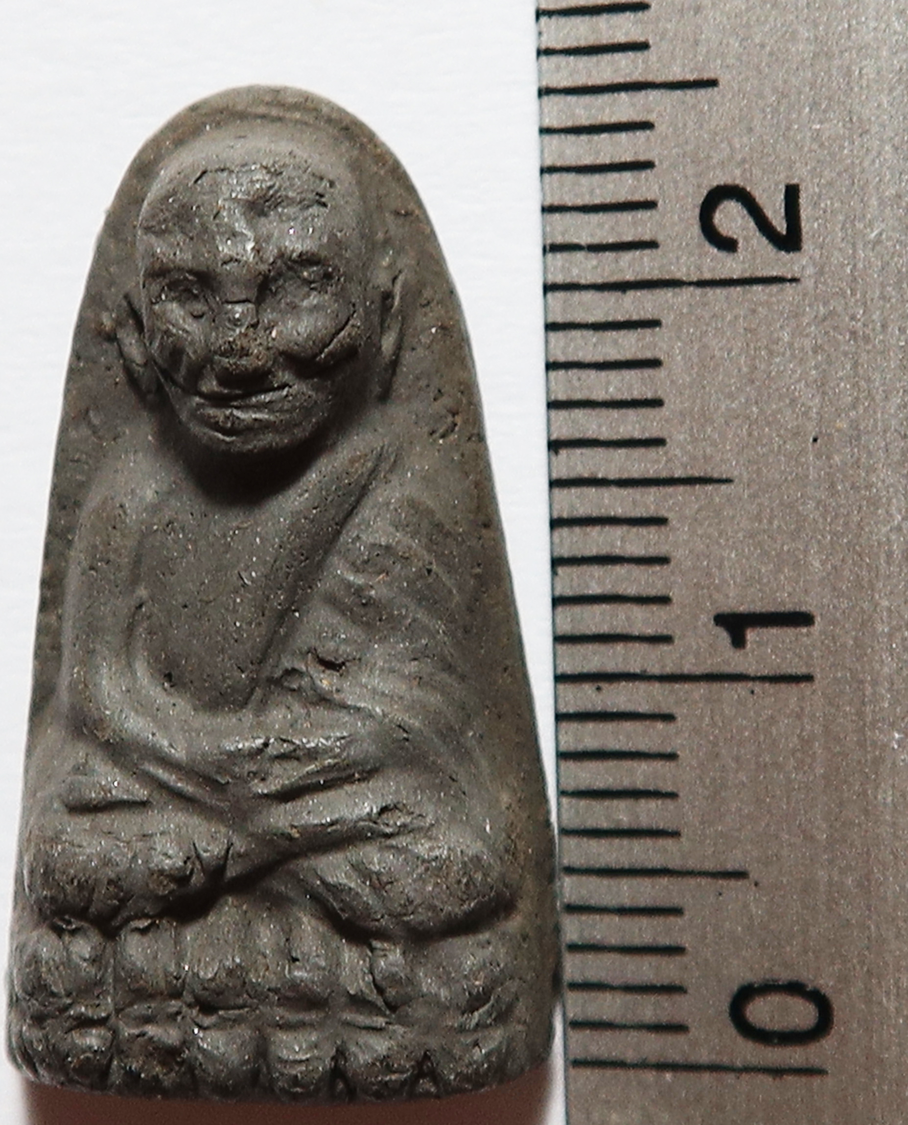 925 หลวงปู่ทวด วัดช้างให้ จังหวัดปัตตานี เนื้อผงว่าน พิมพ์พระรอด บูชาพร้อมกล่องเดิม จากวัด