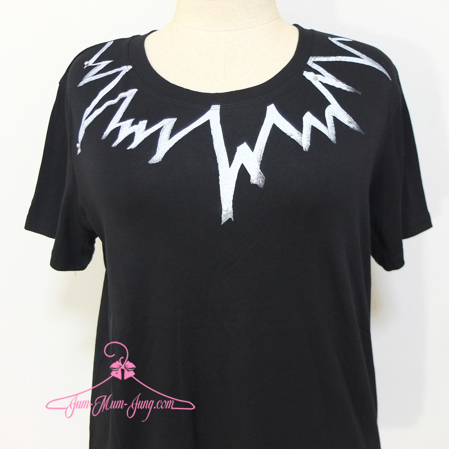 *อก48-50นิ้ว*เสื้อคนอ้วนผ้ายืดยูนิโคล่สีดำสกรีนลายสายฟ้าตอกมุกช่วงคอ เนื้อผ้ายืดได้เยอะ สวยเก๋น่ารักมากๆค่ะ