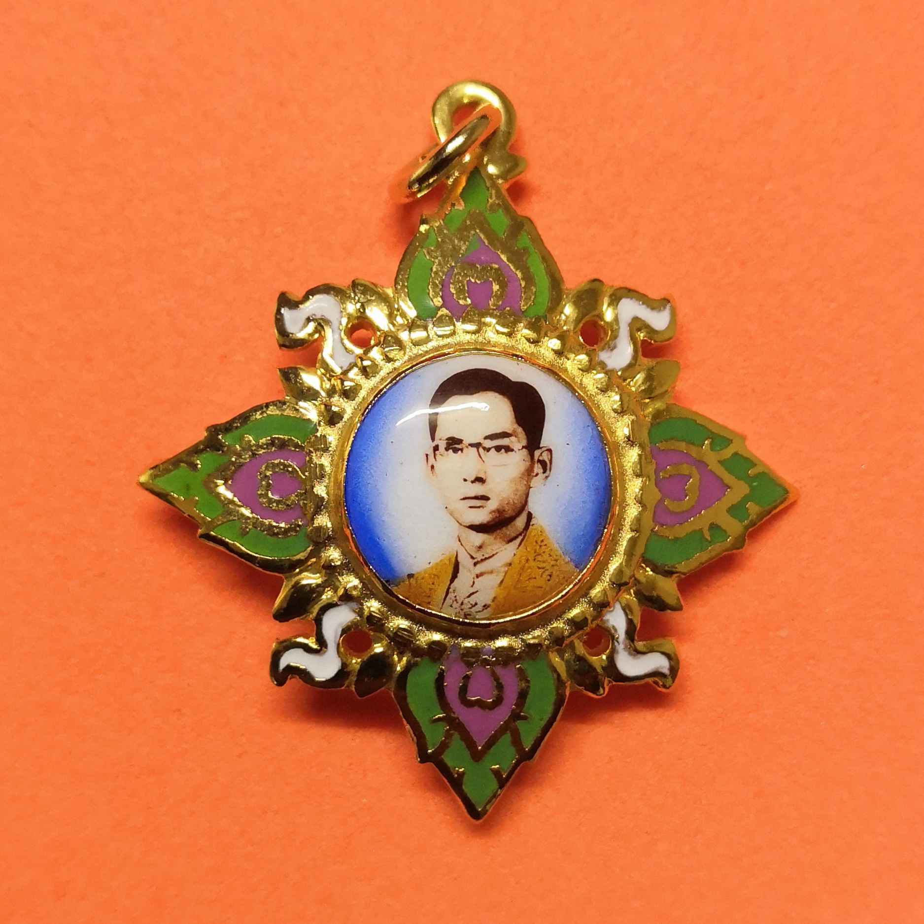 เข็มกลัด ในหลวง รัชกาลที่ 9 หลังลายเซ็น เนื้อกะไหล่ทองลงยา สูง 3 เซน