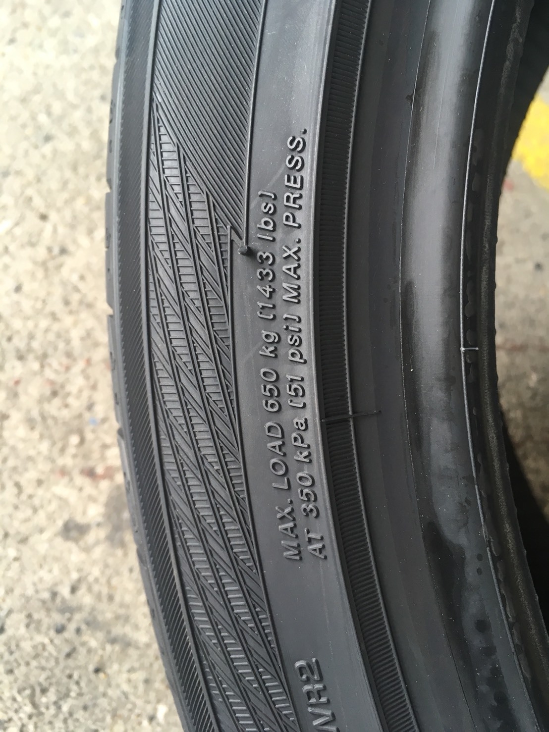 YOKOHAMA ADVAN DB V552 245-40-18 ราคาพิเศษ ปี18