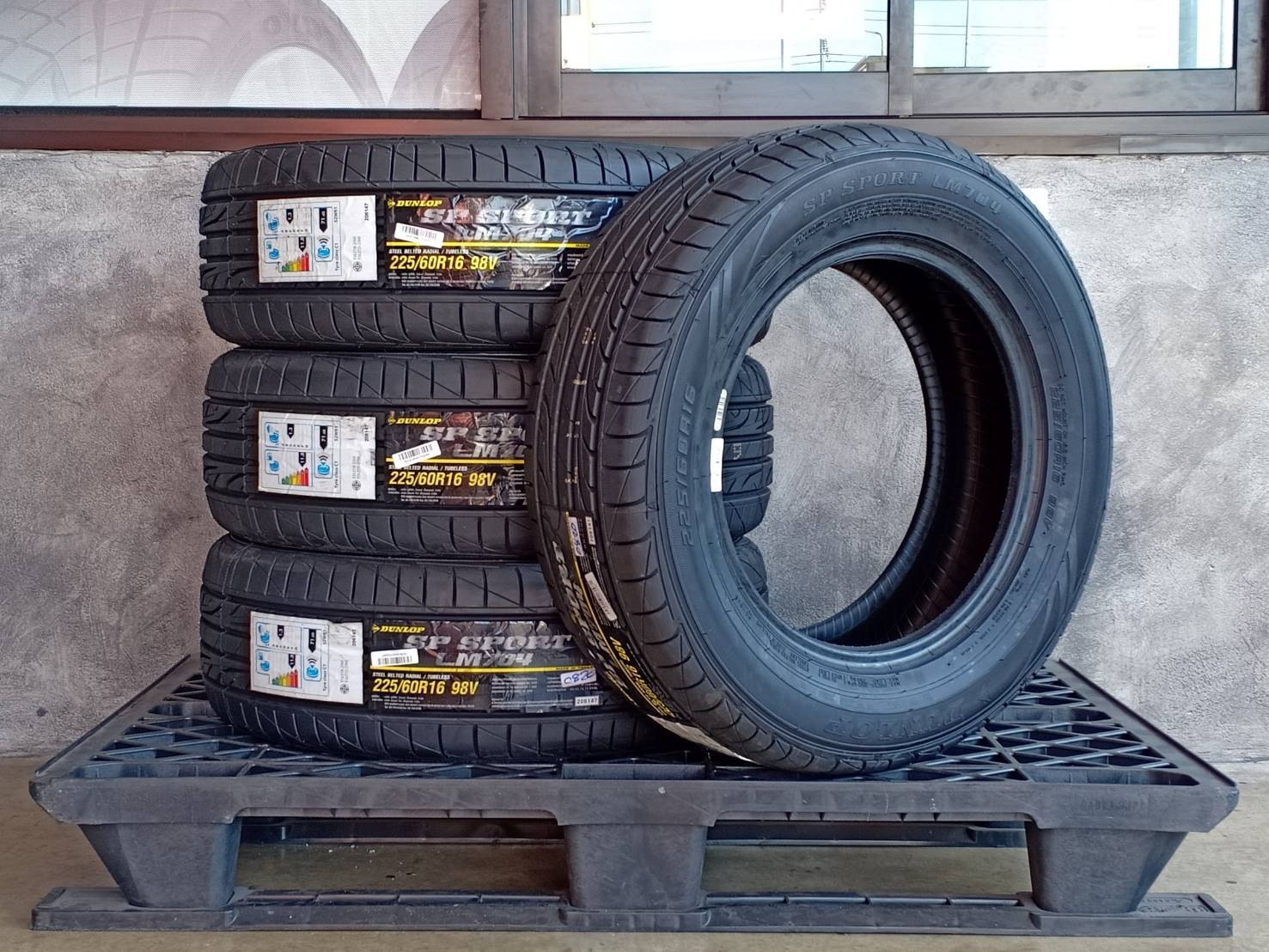 DUNLOP 225/60R16 SP SPORT LM704 98V MADE IN THAILAND