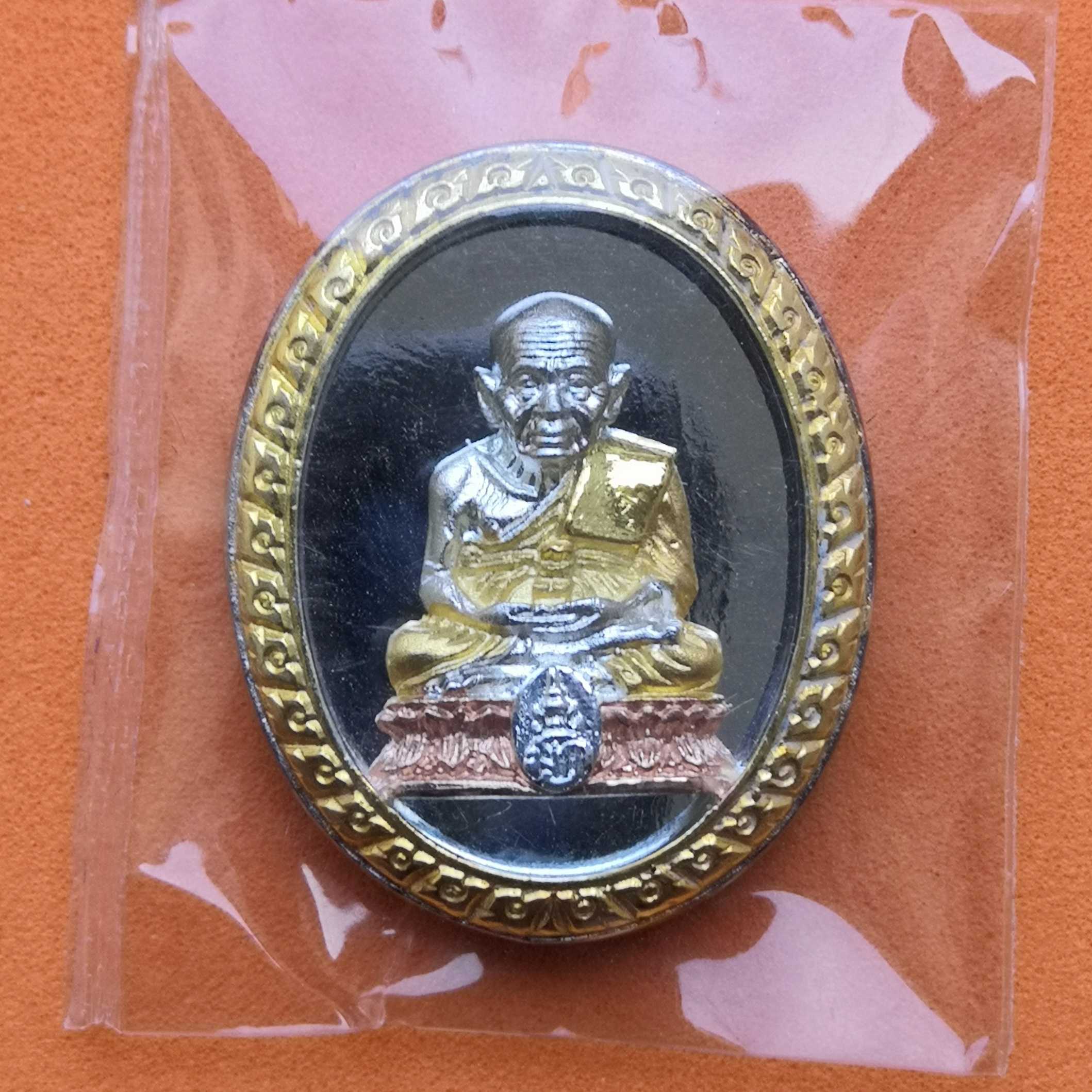 เหรียญเนื้อเงินสามกษัตริย์ หลวงปู่ทวด มวก รุ่น ประวัติศาสตร์เฉลิมพระเกียรติ รัชกาลที่ 10 เนื่องในวโรกาส ทรงเจริญพระชนมายุครบ 50 พรรษา ในปี พศ 2545 ขนาดสูง 2.5 เซน (ไม่มีกล่อง)